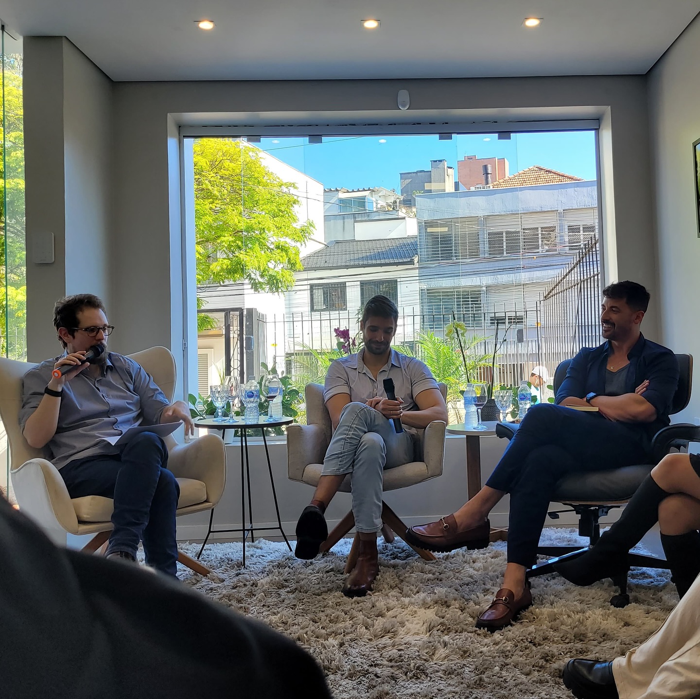 TBT do evento “Poesia, Literatura e Psicanálise”, que aconteceu dia 05/10/24 no espaço Attento, onde @alexandrepatricio, @filipepv e eu batemos um papo sobre esses temas tão interessantes! Na sequência, tivemos o lançamento de um livro do Alexandre. E que sigamos com mais experiências de troca como essa!