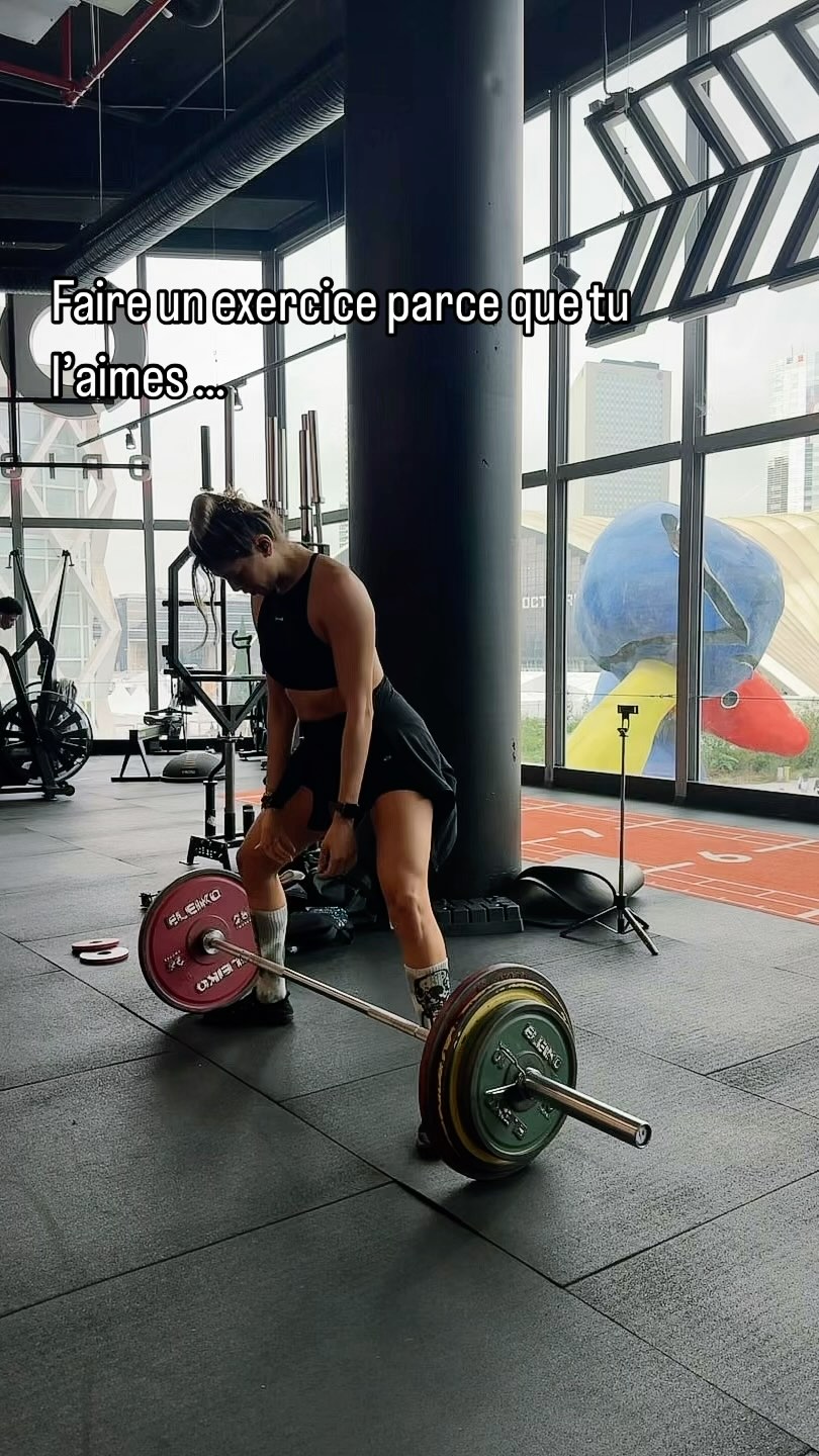 🎯Rappelle-toi : le plaisir dans l’entraînement est aussi important que l’efficacité.
Trouve l’équilibre entre les mouvements qui maximiseront ton développement musculaire et ceux qui te motivent ou plaisent particulièrement.
Voici pourquoi c’est important :
1️⃣ Constance: Aimer ce que tu fais booste la motivation et aide à rester constant sur le long terme. Un programme parfait ne sert à rien si on n’y adhère pas ! Après tout, la constance est la clé ! 🔑
2️⃣ Progression et équilibre : Intégrer un exercice que tu aimes permet d’appliquer la surcharge progressive plus facilement ! Le fait de l’apprécier te motive à t’entraîner plus dur, ça rend l’entraînement plus durable et aide à équilibrer entre ce qui est efficace et ce qui fait plaisir. Ce mix rend chaque séance plus engageante.
3️⃣ Mentalité positive : Prendre plaisir à s’entraîner dans son programme favorise une mentalité positive et diminue le risque de burn-out. Moins de pression, plus de plaisir = plus de progrès.
👉 Et toi, as-tu un exercice « plaisir » que tu intègres toujours à tes séances ? Partage en commentaire ⬇️
#fitness #fitnessmotivation #motivationfitness #gym #gymmotivation #gymgirl #powerbuilding #bodybuilding #hypertrophy #coach #musculation #musculationfemme #fitfrenchies #coaching #gymtips