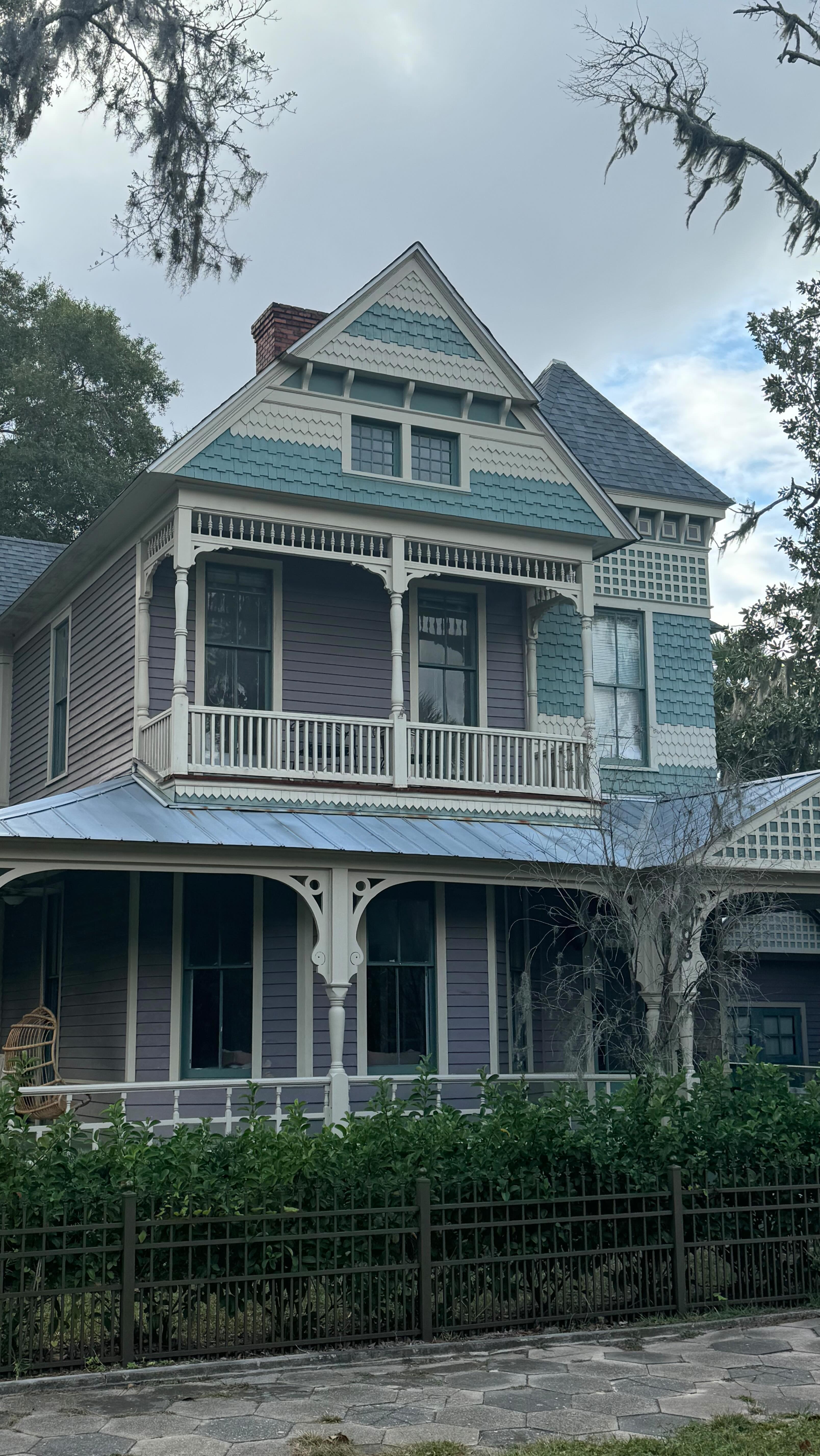 Welcome to Bosch Huis, Brunswick ✨ A Victorian airbnb on the coast of Georgia, just 10 minutes away to St. Simon and Jekyll Island beaches. Fits 10+ guests, is pet/kid friendly and is walkable to restaurants and shopping.
#airbnb #brunswickga #bestairbnb #bacheloretteweekend #bacheloretteairbnb #stsimons #stsimonsislandwedding