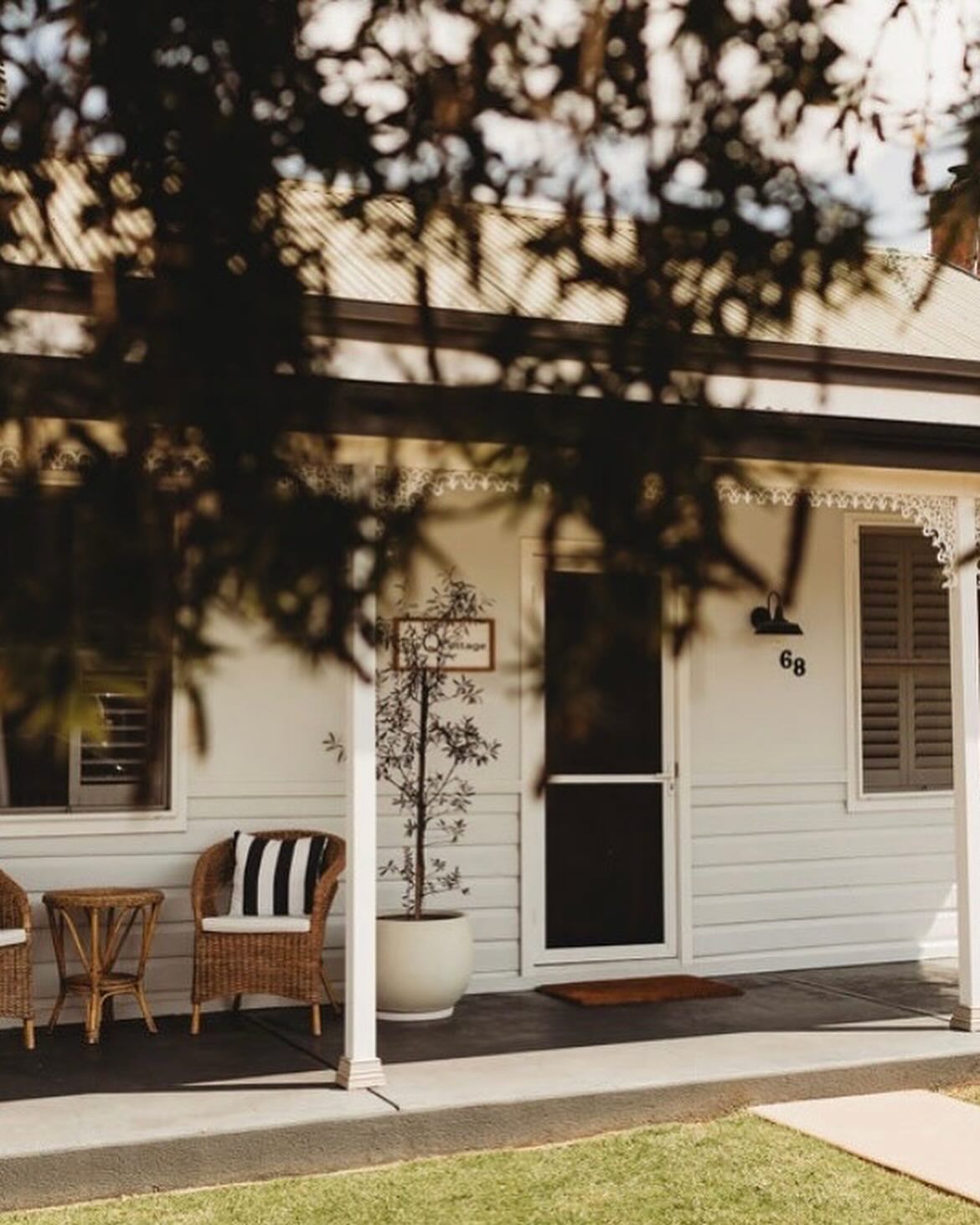 Love is in the air at The Q Cottage ππOur little cottage is the perfect setting for wedding parties as they get ready for their big day. These beautiful photos were shared by one of our brides and captured by @emmajohnsonphotography ππ