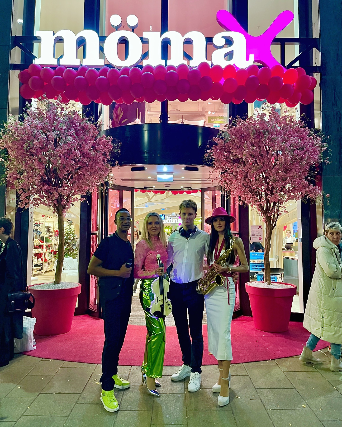 Mömax @moemax_at | grand opening PART 1 at @mariahilferstrasse with our DJ Live-Act. 💚🩷
Thanks to @diewerbehelden & @sugaroffice_artistagency_shows 🤍
.
www.sugarskymusic.com 👈🏽
.
#mömax #grandopening #opening #eröffnung #sugarsky #Djliveact #entertainment #music #live #singer #sax #dj #violin #vienna #wien #storeopening #show #band #party