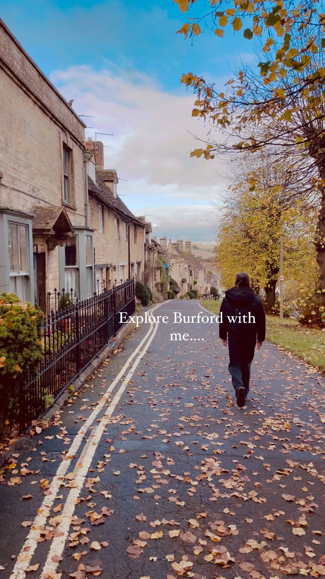 Burford ♥️🍁 The gateway to The Cotswolds.
The hill, the most iconic spot to capture a selfie. The main high street is blessed with boutique shops selling everything from hand made brushes to stone boar heads to eclectic art work @briansinfieldgallery @amandahanleybydesign @cotswoldcheese @huffkinscotswolds @bakeryonthehillburford @oxfordshirtco.
After a morning of shopping take a pew @bullburford for a bespoke cocktail and delicious lunch. Explore the beautiful church at the bottom of the high street and try and find the world war 2 pill box which protected the bridge during the war!
#cotswolds #burford #autumn #cotswoldlife #explore