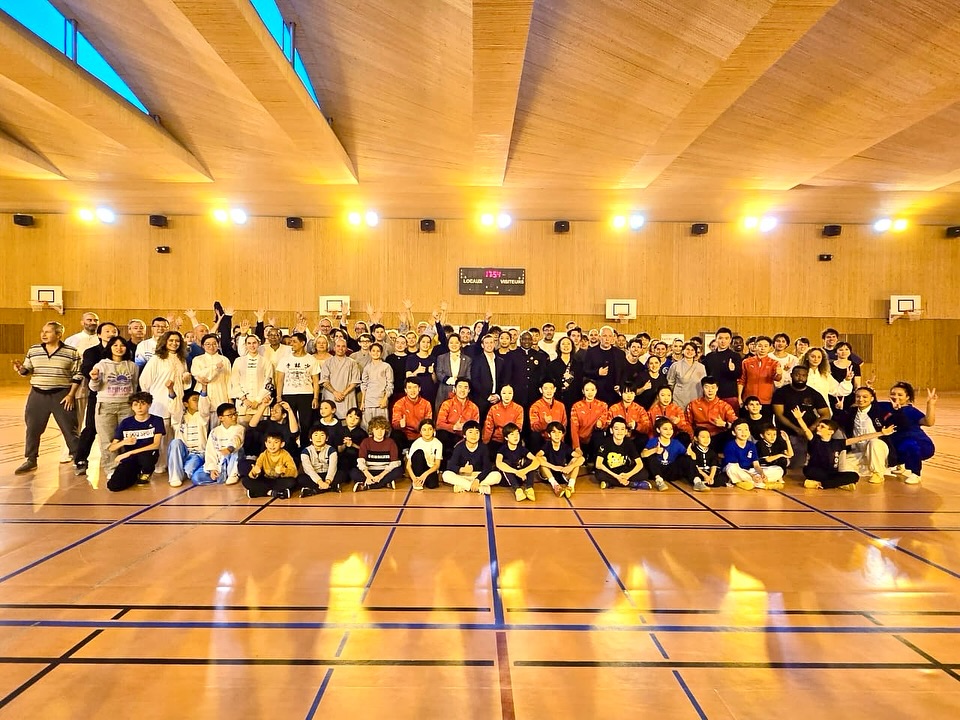 What a day ! 🤩 Retour en images sur le 6e Festival Sino-Français de Wushu dont notre club a eu l’honneur d’être hôte, ce jour dans notre gymnase du 18e. En présence des autorités de l’Ambassade de Chine, de la Chinese Wushu Association, et de la Fédération francaise, notre Shifu était bien sûr maître de cérémonie. Au programme des démonstrations spectaculaires suivies de stages ouverts à tous. Bravo à nos démonstrateurs qui ont si bien défendu nos couleurs aux côtés des équipes de la Fédération chinoise et de la Fédération française. Le public a été conquis et a participé en nombre aux ateliers qui ont suivi.
Vidéo à venir 🥋❤️
#afawushu #festivalsinofrancais #cwa #chinesewushu #ffaemc #kungfuparis #wushuparis