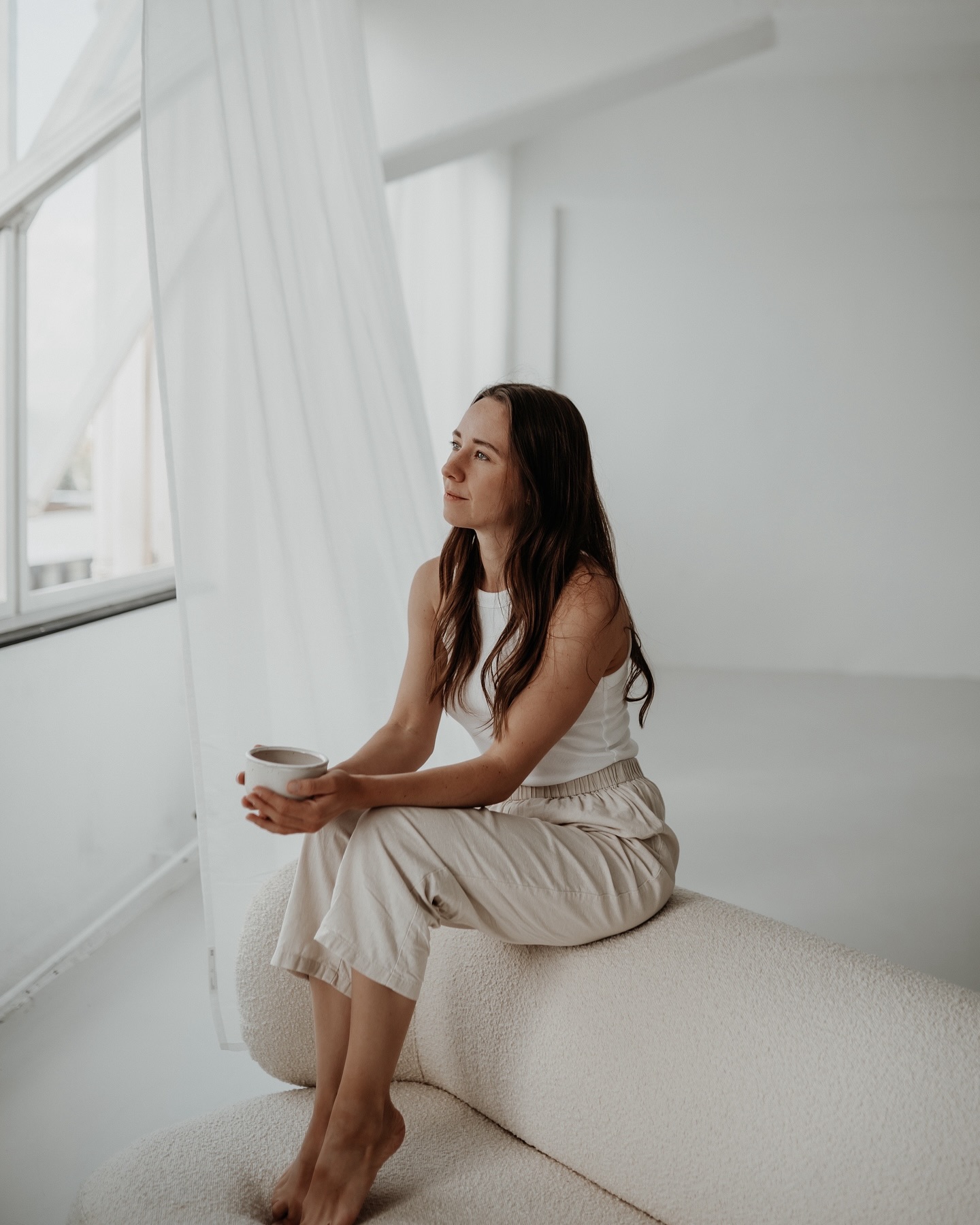 Lange Zeit habe ich nicht geglaubt, dass es wirklich möglich ist sich vollkommen vital und fit zu fühlen.
Ich habe geglaubt, dass es normal sein muss gestresst und ausgebrannt zu sein, dass meine Verdauungsprobleme und Intoleranzen eben so sind, dass meine Haut einfach schlecht ist, Periodenschmerzen dazugehören und Erschöpfung, Abgeschlagenheit, Unausgeglichenheit, innere Unruhe und Schlafprobleme normal sind.
Meine Reise zum Ayurveda hat mir gezeigt was es bedeutet sich leicht fühlen zu können. Frei von den Beschwerden zu sein, bei denen ich dachte sie werden immer zu mir gehören. Und vor allem die Ursachen für diese Symptome zu kennen und selbst in der Lage zu sein Ungleichgewichte auszugleichen.
Allein das Bewusstsein, das Verstehen der Zusammenhänge gibt die Möglichkeit in voller Selbstwirksamkeit zu handeln.
Und das liebe ich so sehr!
Falls du dich genau danach sehnst, schreib mir gerne für deine Ayurvedische Konsultation 🤍
AYURVEDA
WOHLBEFINDEN
GESUNDHEIT