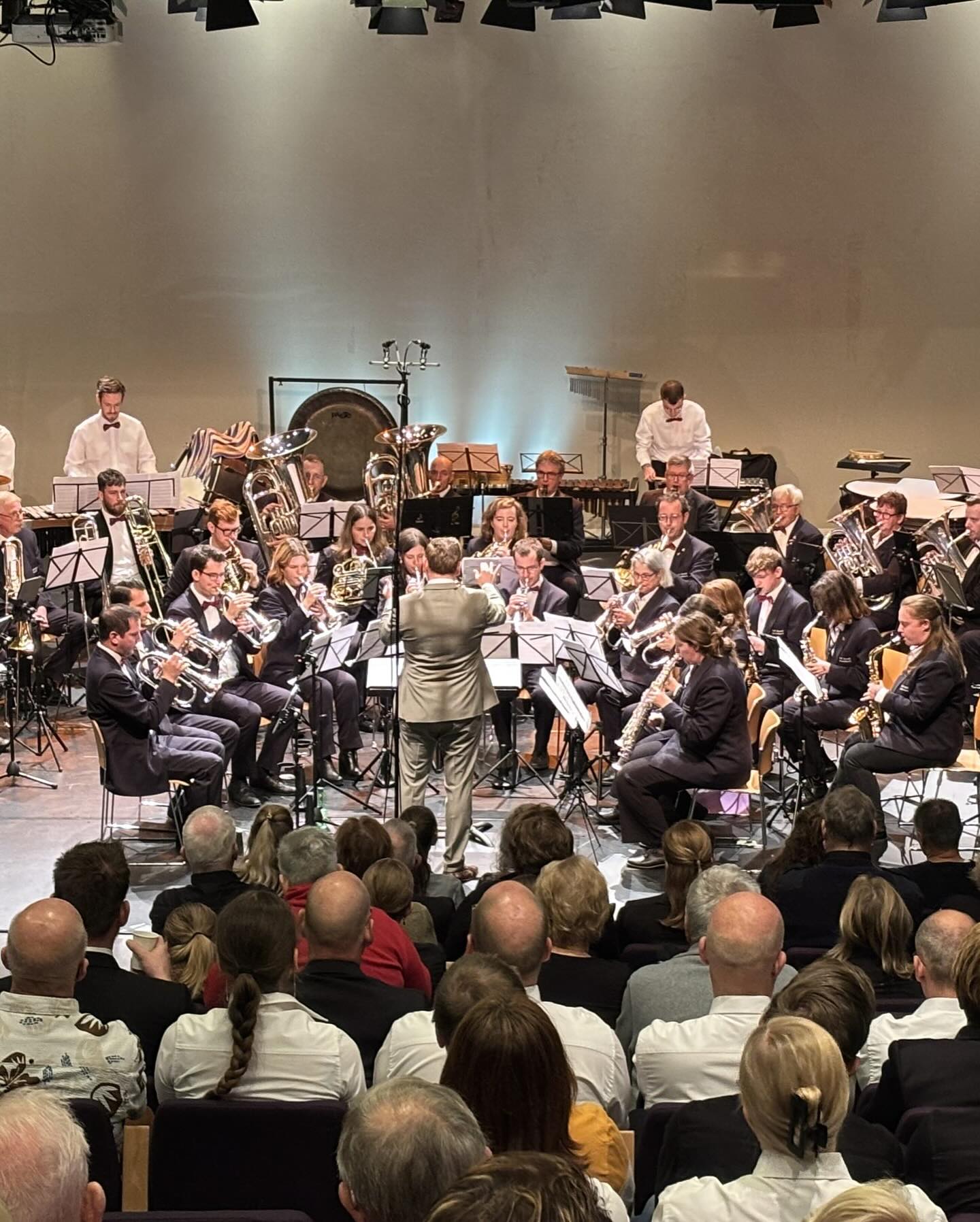 Deelname Streekfestival Bodegraven
Na een lange reeks van mooie en toffe projectmatige concerten (Halloween, Scrooge en Sound of Silence) doken we het afgelopen jaar de diepte in met de werken: David of the White Rock, Valerius Variations en The Red Stone.
Een bondsconcours was een brug te ver en vonden wij in het Streekfestival een geschikte mogelijkheid om ons te laten beoordelen. Dit deden wij samen met De Harp uit Treebeek en Sint Barbara uit Brunsssum.
Op zaterdag 2 november vertrokken wij om 7:00 met de bus. Eenmaal aangekomen in Bodegraven hebben we met behulp van materialen van de lokale Hubo ervoor gezorgd dat onze bus wel voor het Evertshuis kon parkeren door hier en daar enkele verkeersborden te demonteren (welke daarna uiteraard weer vakkundig werden hersteld :)).
Tijdens het concert vielen alle puzzelstukjes in elkaar en werd het harde werken van het afgelopen jaar duidelijk ten gehore gebracht! We werden door de jury geprezen en keerden huiswaarts met een mooie score, alwaar er een verdiend en smakelijk maal werd geserveerd en er getoost werd op een mooie, gezellige, succesvolle en verbindende dag!
Dank aan de organisatie van het Streekfestival, de samenwerkende korpsen @harpedavidsbrunssum & @fanfaresintbarbara, muzikanten en dirigent @ron_daelemans.