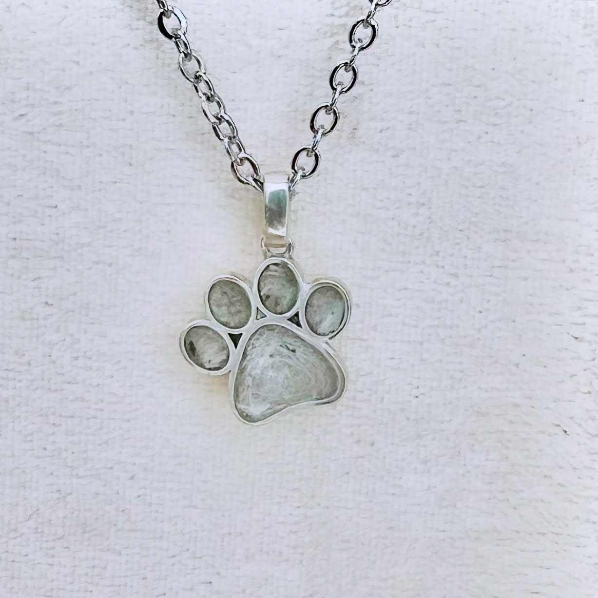 ✨✨NOUVEAU ✨✨Conservez une trace précieuse de votre compagnon avec Empreinte Éternelle, un bijou unique en forme de petite patte de chien. Réalisé en résine coulée avec des poils de votre animal, ce pendentif capture son souvenir de manière subtile et élégante. Un hommage personnel et intemporel pour garder votre fidèle ami près de vous, où que vous soyez.✨✨
✨
#bijouxpersonnalises #mémoireanimale #bijou #bijouunique #amouranimal #souvenir #bijoudecompagnie #cadeaupersonnalisé #amoureuxdesanimaux #bijouxemotions #bijouxartisanaux #bijoupourtoujours #compagnondevie #chien #chiendamour #monchien #chat #chats #chatsdamour