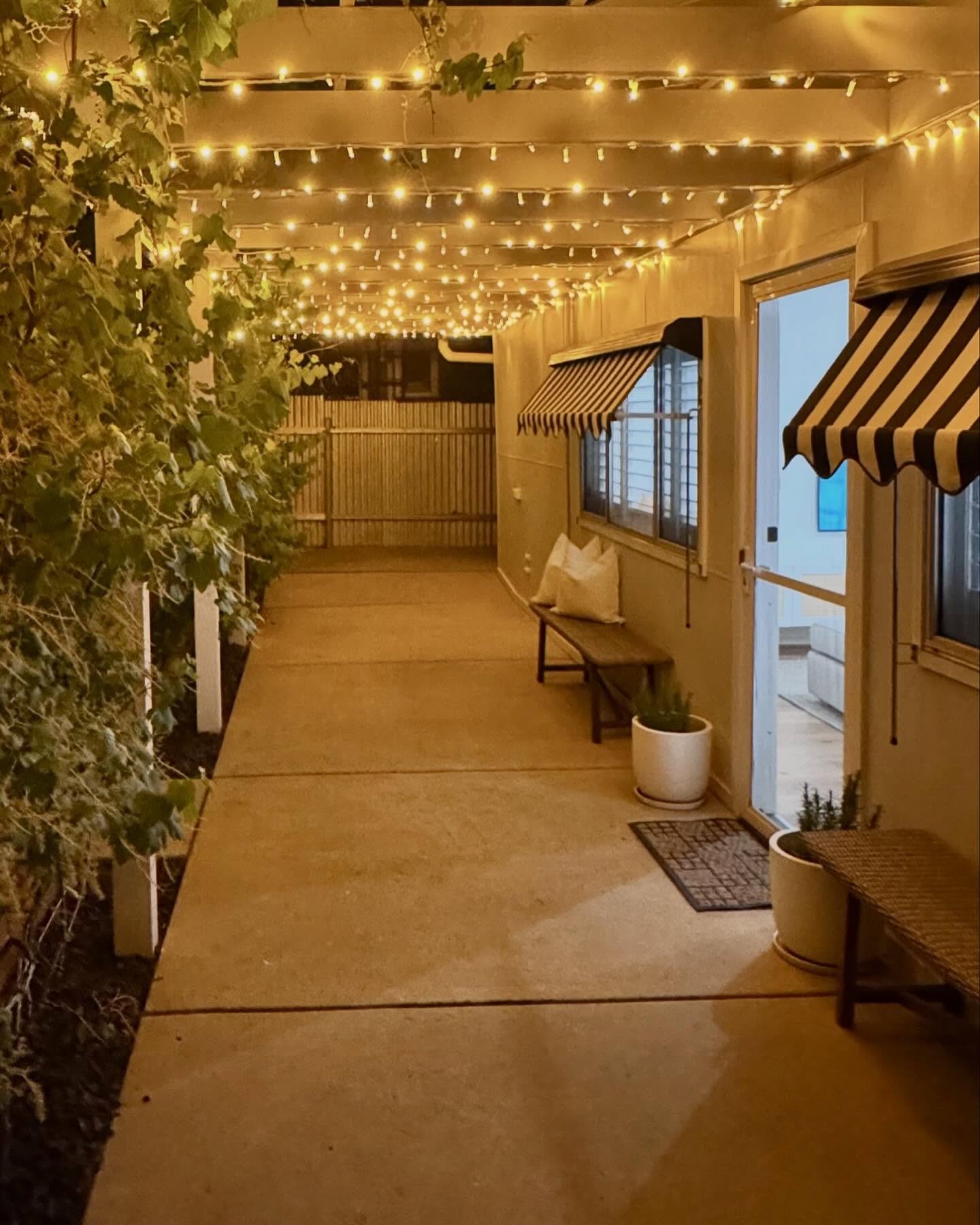 Night time magic Coolamon style β¦β¦β¦ Our pergola is draped in twinkling fairy lights, creating a beautiful night time vibe perfect for stargazing and relaxation. Book your stay and enjoy the charm ππ www.theqcottage.com.au