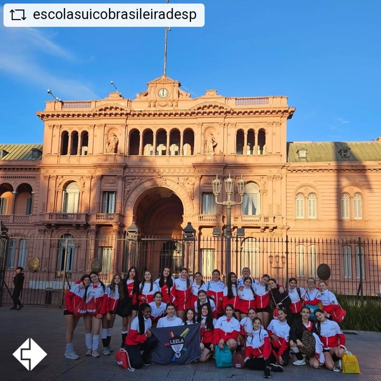 #REPOST @escolasuicobrasileiradesp
🇨🇭Unsere U13/U14/U16-Mädchen-Volleyballteams waren in Argentinien, um die LEELA (Deutschsprachige Schulsportliga) zu vertreten.
Die Delegation bestand aus 31 Schülerinnen, 2 Lehrern der Schule und 2 Personen von Ludo (der organisierenden Firma). Das Programm, das viele Spiele und einige kulturelle Aktivitäten umfasste, machte die Reise zu einem unvergesslichen Erlebnis.
Die U13-Mannschaft nahm auch an einer Veranstaltung im Trainingszentrum des Stadtverbandes Buenos Aires zur Förderung der Sportart teil. Das Publikum jubelte, als die Mädchen angekündigt wurden.
🇧🇷Nossas equipes de Voleibol Feminino Sub13/Sub14/Sub16 estiveram na Argentina representando a LEELA (Liga Esportiva das Escolas de Língua Alemã).
A delegação foi composta por 31 alunas, 2 professores da Escola e 2 pessoas da Ludo (empresa organizadora). A programação, que incluiu muitos jogos e algumas atividades culturais, tornou a experiência inesquecível.
A equipe Sub 13 participou também de um evento no Centro de Treinamento da Federácion Metropolitana de Buenos Aires para estímulo da modalidade. O público vibrou quando as meninas foram anunciadas.