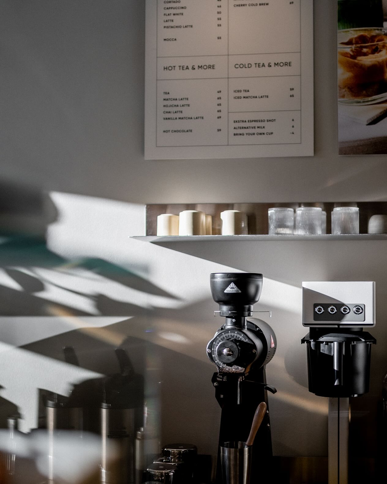 Tone Swiss! Kaffebryggaren som är både snabb, snygg och energieffektiv och kan brygga upp till fyra liter per bryggning! En bryggare utan vattentank som istället använder ett innovativt värmeelement.
Finns i vårt showroom för att testa ☕️
.
.
.
.
.
.
.
.
.
.
.
.
.
.
.
#lineamicra #lamarzoccohome #coffee #homebarista #rrebelworks #specialtycoffee #specialkaffe #handmadeinflorence #rrebel #lamarzocco #hökarängen #toneswiss #filtercoffee #brewcoffee