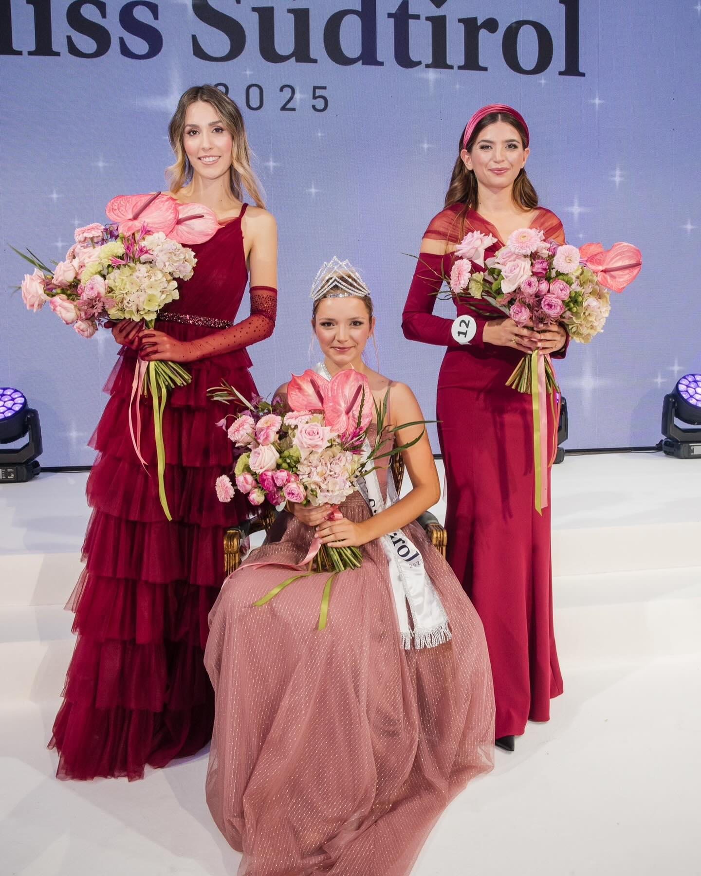 🤍what a show..
Ein kleiner Rückblick an das Zett-Miss Südtirol Finale✨ Nach einer intensiven Planungszeit feierten wir das Finale der diesjährigen Miss Südtirol Wahl mit 12 wunderbaren und inspirierenden Finalistinnen 💫
Einmal mehr konnten wir zeigen wie modern und stark die Miss Südtirol Wahl ist 🤍
Viele Wochen und Monate waren wir beschäftigt eine tolle Show auf die Beine zu stellen und gleichzeitig jungen Mädels eine spannende Reise voller neuer Erlebnisse zu bieten.
Danke an das Team für den Spaß & gemeinsamen Erfolg
@tanzfabrik_suedtirol @sabine_leiter @_claudia_clementi @patex.it @agsoundlights
Danke an die @zettmisssuedtirol & @zettamsonntag für euer Vetrauen @patrick_zoeschg & @magdalena.poeder
Danke an @pietro_polidori für die fantastische Moderation und an @bettinamanfra - du bist einfach bezaubernd! ✨
Miss @mara_kerschbaumer: Danke für den Gänsehautmomemt🤍
Danke an @simon.mac für die Megastimmung im Saal 🪗
Danke an @aichner.photo für die super Zusammenarbeit! 📸
Herzlichen Glückwunsch unserer Miss 2025 @pauline_aster und @noelle_stampfer & @muraselinasara zum 2.&3. Platz
Glückwunsch an @manuelaa.resch @lara_castlunger @nadia._.wlpnr @laura.hamberger @lageder.nina @magena_95 @fabiennes0fie @mirjamceol @marilena.metta
Ihr seid alle so fantastische Mädels 🫶
Danke an meine @denise95.wlt 😘🌸
Ein großes Dankeschön an alle Miss Partner
@valentino.coiffeur.salons @sunflower_cosmetic_ @atelieremebolzano @perfectplanswedding @trachtenhit @moire.fashion.by.irene.moschen @bettenhaustheiner.it @tirolergoldschmied @paolasimone.fiori.design @garage.patisserie @quellenhof_resorts @autoindustriale_official @tophaus.ag.spa @tetrisproject_bz @interior_tower @interel.trading.hospitality @beyondgreenmedia @influ.agency @sparkling.rocco @mymiami_cosmetics @kellerei_cantina_meran @martin_reisen @hotel_therme_meran @cineplexxbz @florian_pircher_