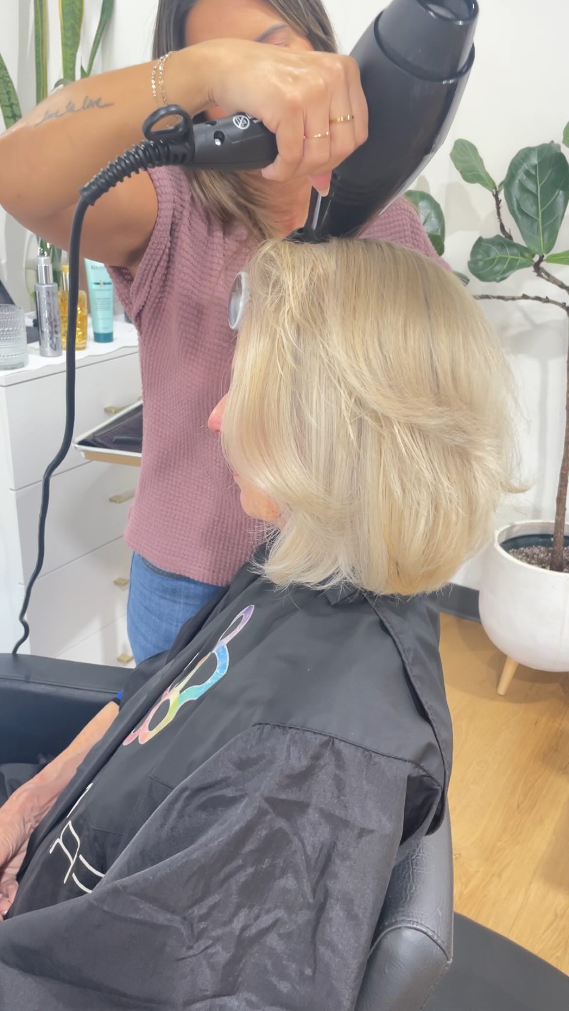 ***Client Spotlight!***
I absolutely adore when my clients prioritize their hair care! This lovely lady comes in every 3 to 4 weeks for a blowout, and we recently tried something new: adding Kerastase Elixir Ultime Hydrating Hair Oil to her deep conditioning treatment. The results? Soft, shiny hair that feels incredible!
As we head into winter, it’s essential to combat the cold, dry air that can strip our hair of moisture. This treatment is perfect for keeping your locks healthy and vibrant during the chilly months.
Her hair truly speaks for itself, and there’s nothing better than seeing my clients feel amazing with healthy, gorgeous hair!#HairCare #WinterHair #HealthyHair #ClientLove #nikkimdominguez #brentwoodhairstylist #brentwoodsalon #hbcollectivesalon #kerastase #lowmaintenancehair #brentwoodca #hairstylist #blowout #deepconditioning #haireducation #hairtreatment
Salon: @hbcollectivesalon