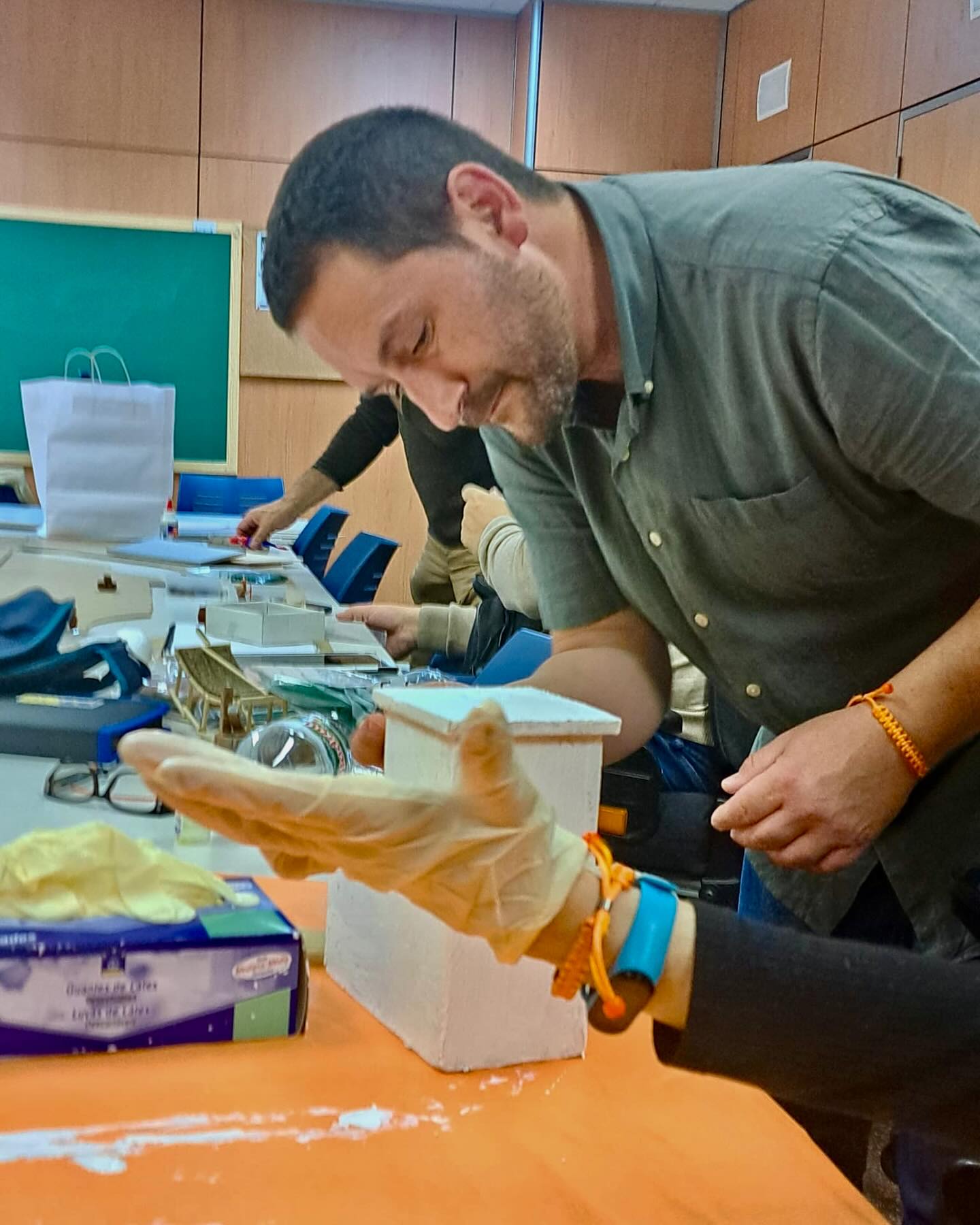 Llega la Navidad y con ella los Belenes. Treball de Vida, Preparando uno de los belenes mas espectaculares que el Barcelonés haya visto.