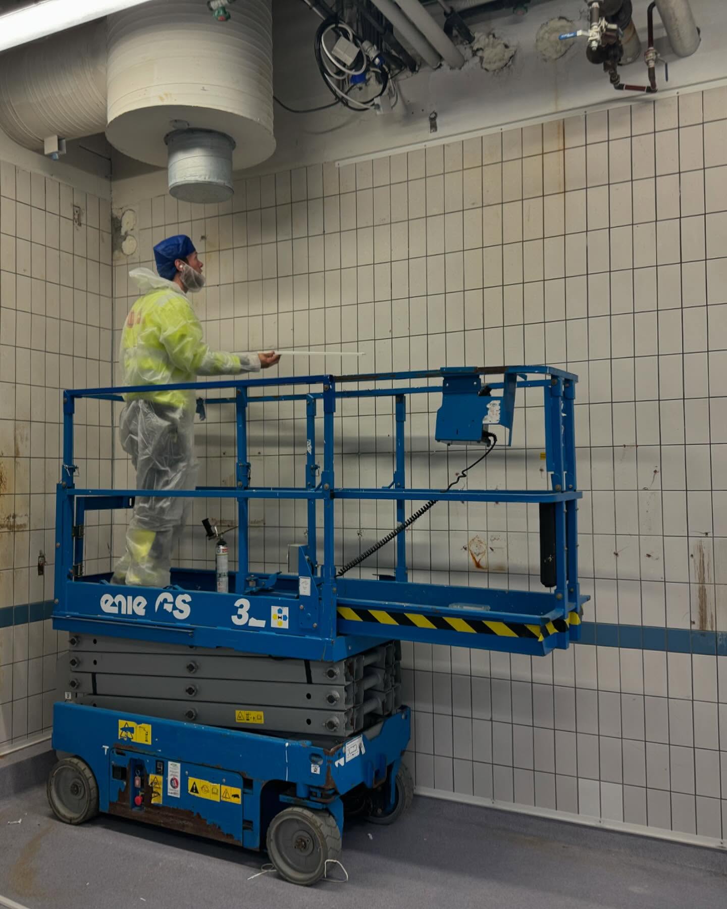 Restaurert og bekledd flisevegg med Grp plater hos Grilstad. Nå blir det lyst og veldig lett å rengjøre.