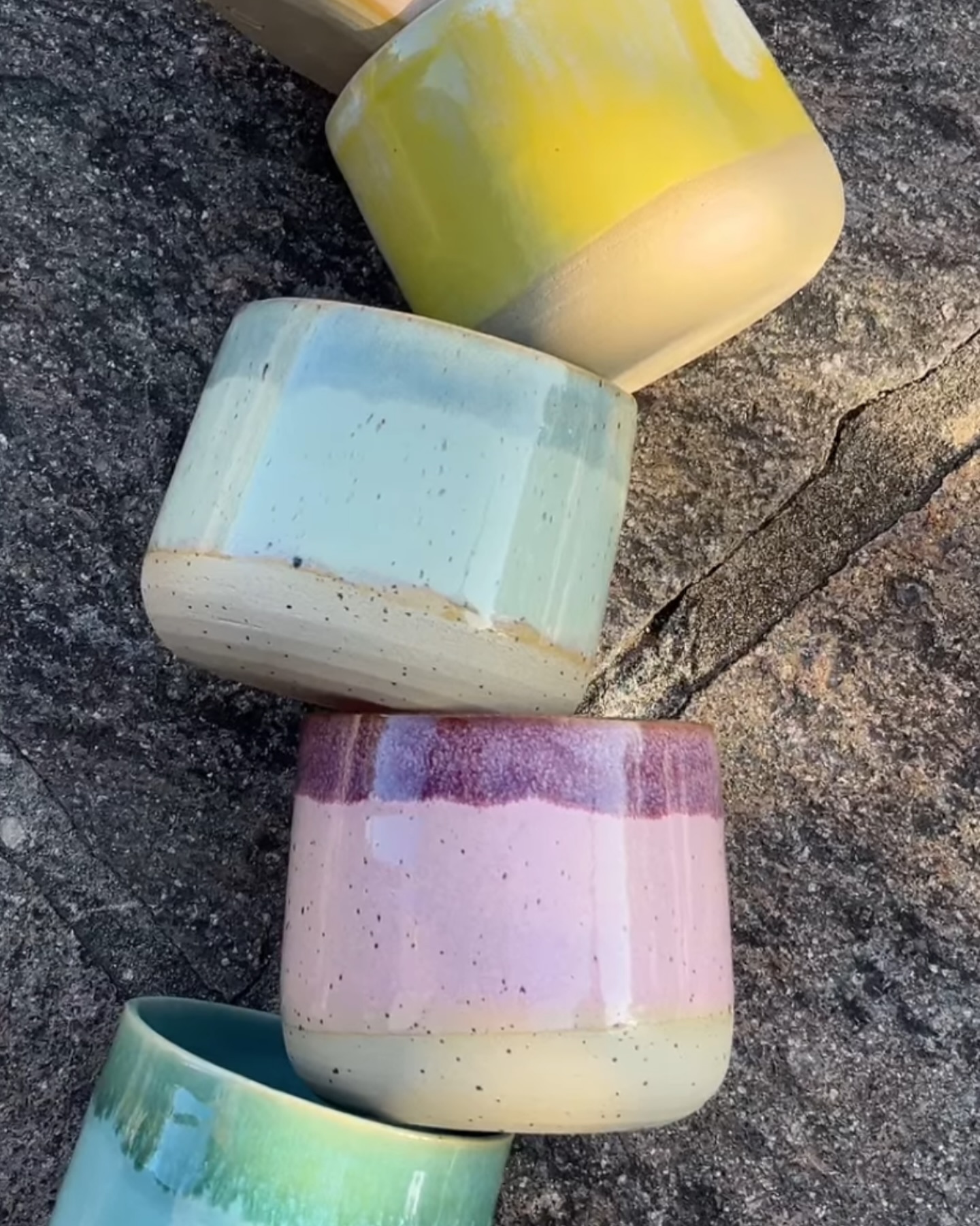 Wunderschöne neue handgetöpferte Becher💜 bald bei uns im Shop und bis dahin Bestellung per DM 💛 #mugs #becher #tasse #kakao #kakaozeremonie #schokolade #direkterhandel #rosenheim #stephanskirchen #lachocolatera #kakaorosenheim