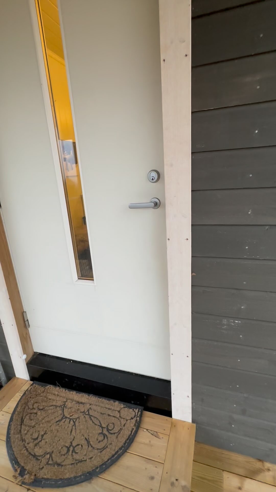 Førsteinntrykket når man kommer inn døra er viktig. Det skal kjennes ut som hjemme 🏡❤️ Hos denne kunden var entreen trang og lite funksjonell. Ved og flytte dør til toalett, og montere opp en skyvedørsgarderobe, ble det en romslig og vellykket løsning 🙂