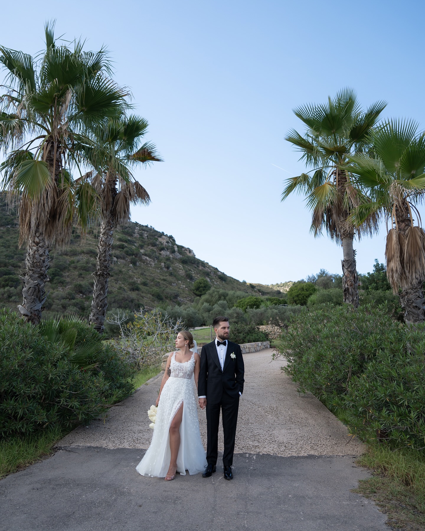 Mallorca Liebe
Stell dir vor - Ein ‚JA’ im Licht der untergehenden Sonne während Mallorcas Hügel in warmen Tönen erleuchten.
Jeder Moment mit @die.redekunst scheint voller Lacher, Tränen und purer Magie… Ein wahr gewordener Traum, den ihr Euch erfüllt.
So wie S+T für die wir ihren Traum in die Wirklichkeit umgekehrt haben und die noch heute voller Freude von diesem Tag schwärmen.
Eure Vorstellung ist angeregt, dann schreibt uns für Eure Hochzeit auf unserer Lieblingsinsel und wir zeigen Euch, wie einfach, exklusiv und völlig auf Eure Bedürfnisse zugeschnitten, wir Euren Traum auf Mallorca wahr werden lassen.
Photo: @klassen.weddings
Weddingplanner : @levin.wedding
Speaker: @die.redekunst
Flowers: @decoeventsbyfina
Chairs: @totapunteventscatering
Dress: @brautbluete - @millanova
#destinationwedding #destinationweddingplanner #mallorcawedding #lovemallorca #wedding #bridetobe #weddingflowers #weddingceremony #weddingdetails #verlobt #luxwedding #weddingvibes