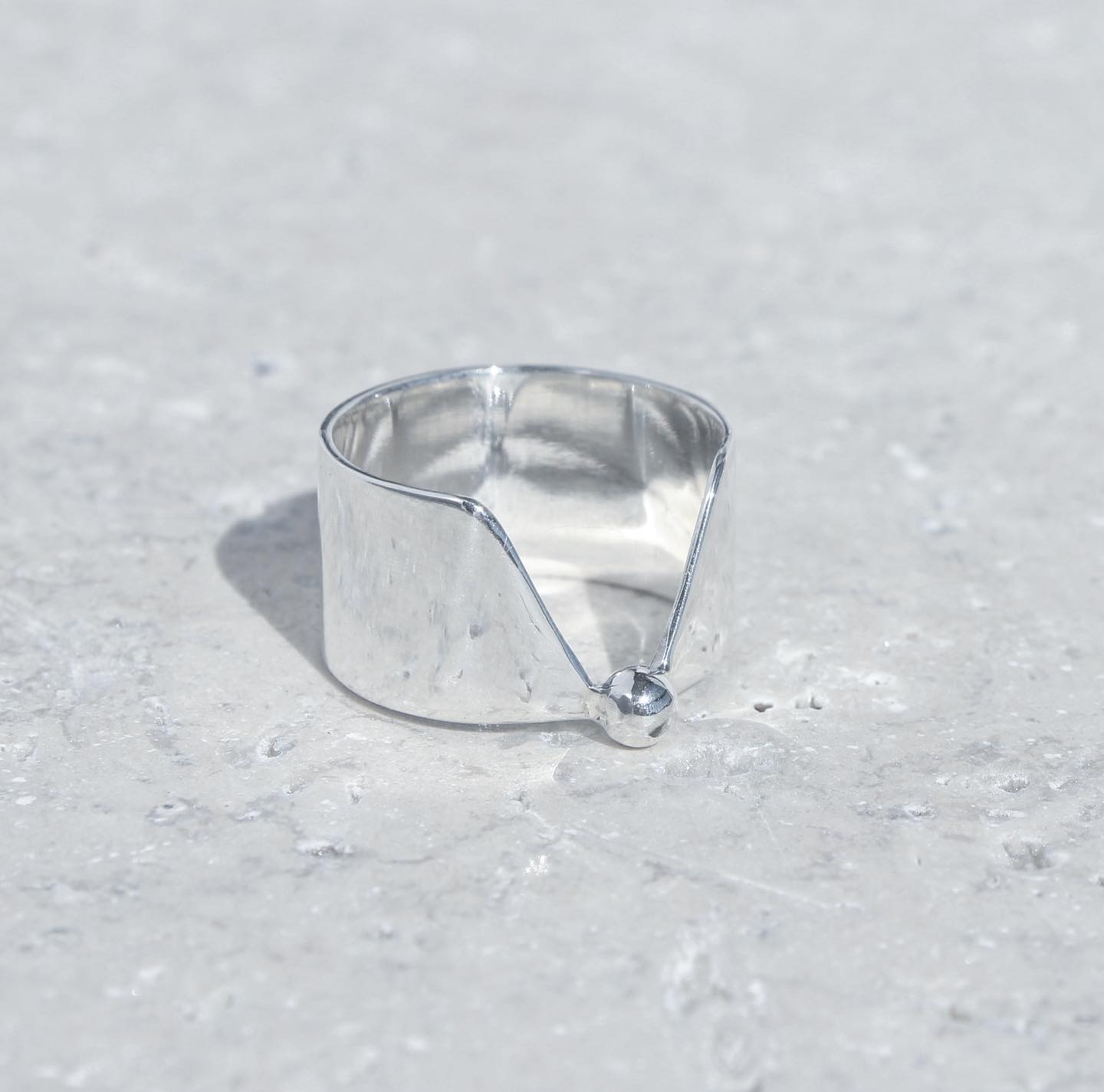 Cartaya, modèle iconique de la collection le sud
Association parfaite avec le modèle Maurin demi lune pour un rendu unique et intemporel 🌞
À retrouver sur www.lesudatelier.fr
#bagueenargent #bagueoriginale #baguecreateur #baguedecréateur #lesudatelier #artisanfrancais #bijouxdequalité #bijouxfaitsmains #baguepersonnalisée #fabricationartisanale #baguepersonnalisée #madeinlesud #lesud