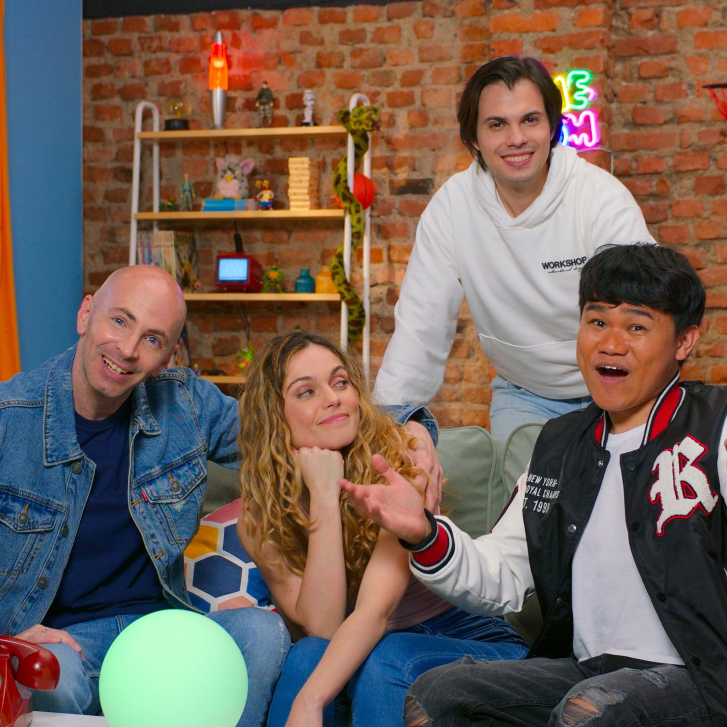 Max e Naoki ON SET 🎬
Ecco alcuni frame di quello che è stato realizzato da Fuorizona per le nuove puntate di Max e Naoki disponibili su YouTube
La tv per ragazzi è cambiata, i cartoni un tempo venivano trasmessi solo in televisione, mentre oggi bambini e ragazzi hanno YouTube a disposizione!
Vi servirà quindi lo spazio perfetto per poter registrare le vostre puntate 🤔
💡Da Fuorizona puoi farlo adattando la scenografia al tuo format!
#fuorizona#studiomilano#youtube#episodi#scenografia
