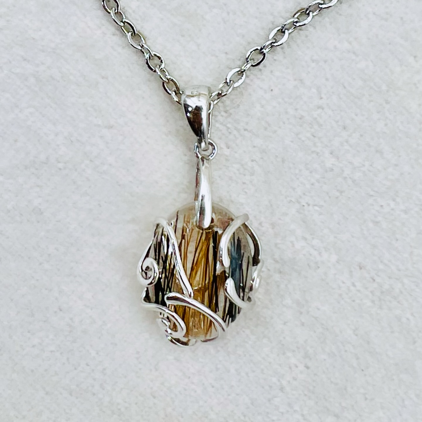 ✨Emprise d’émotion ✨
Ce pendentif en argent, travaillé avec finesse, capture l’essence de votre compagnon de vie grâce à une perle de résine époxy, fabriquée à partir de poils d’animaux ou de crins de cheval. La perle, délicatement insérée dans un cabochon en argent, entourée de griffes élégantes qui semblent protéger ce souvenir précieux. Chaque détail du pendentif Emprise d’Émotion reflète l’attachement et la connexion qui vous lient à votre fidèle ami, dans un écrin aussi raffiné que symbolique. Ce bijou intemporel incarne la force de ce lien, tout en ajoutant une touche d’élégance et de mystère.✨
✨✨✨
• #pendentifpersonnalisé
• #bijouxsurmesure
• #souvenireternel
• #bijouxavecamour
• #bijouxanimaux
• #bijouxequestre
• #pendentifcrins
• #bijouxpoilsdanimaux
• #bijouxmemoire
• #bijouxnature
• #bijouxatrisanaux
• #bijouemotion
• #bijoux
• #creationunique
• #bijouxpersonnalisés
• #memoire
• #bijouxanimaux