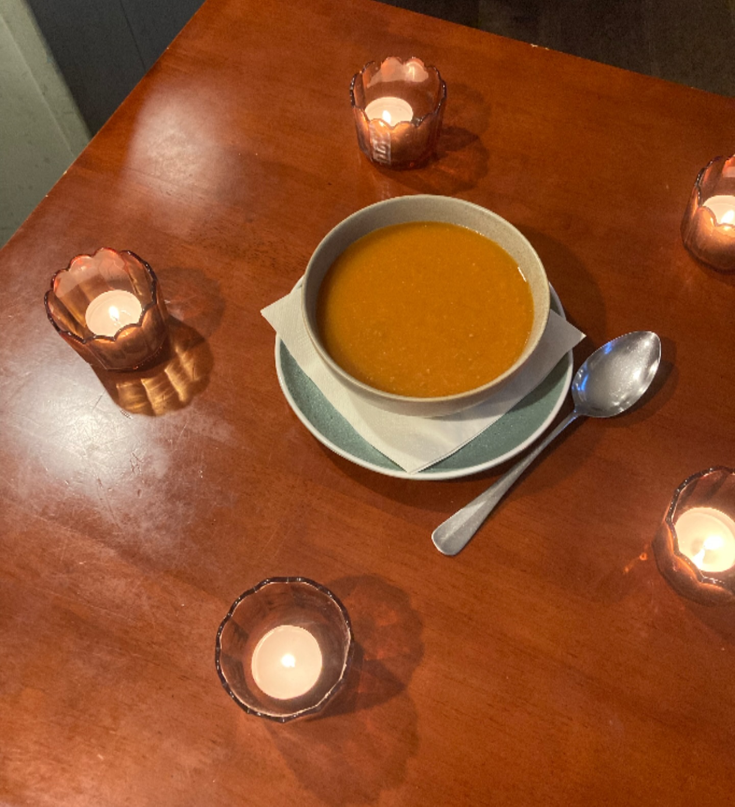 Spooky season may be over, but we think soupy season has a nice ring to it too! What could be cozier than digging in to a hearty bowl of soup on a cold day?
Not a fixed menu item (yet), but find out if there is a soup of the day on our seasonal menu at the bar - and feel free to let us know your favourite soups below! 🧡💛
#soupseason #vegancafe #veganamsterdam #cozyvibes