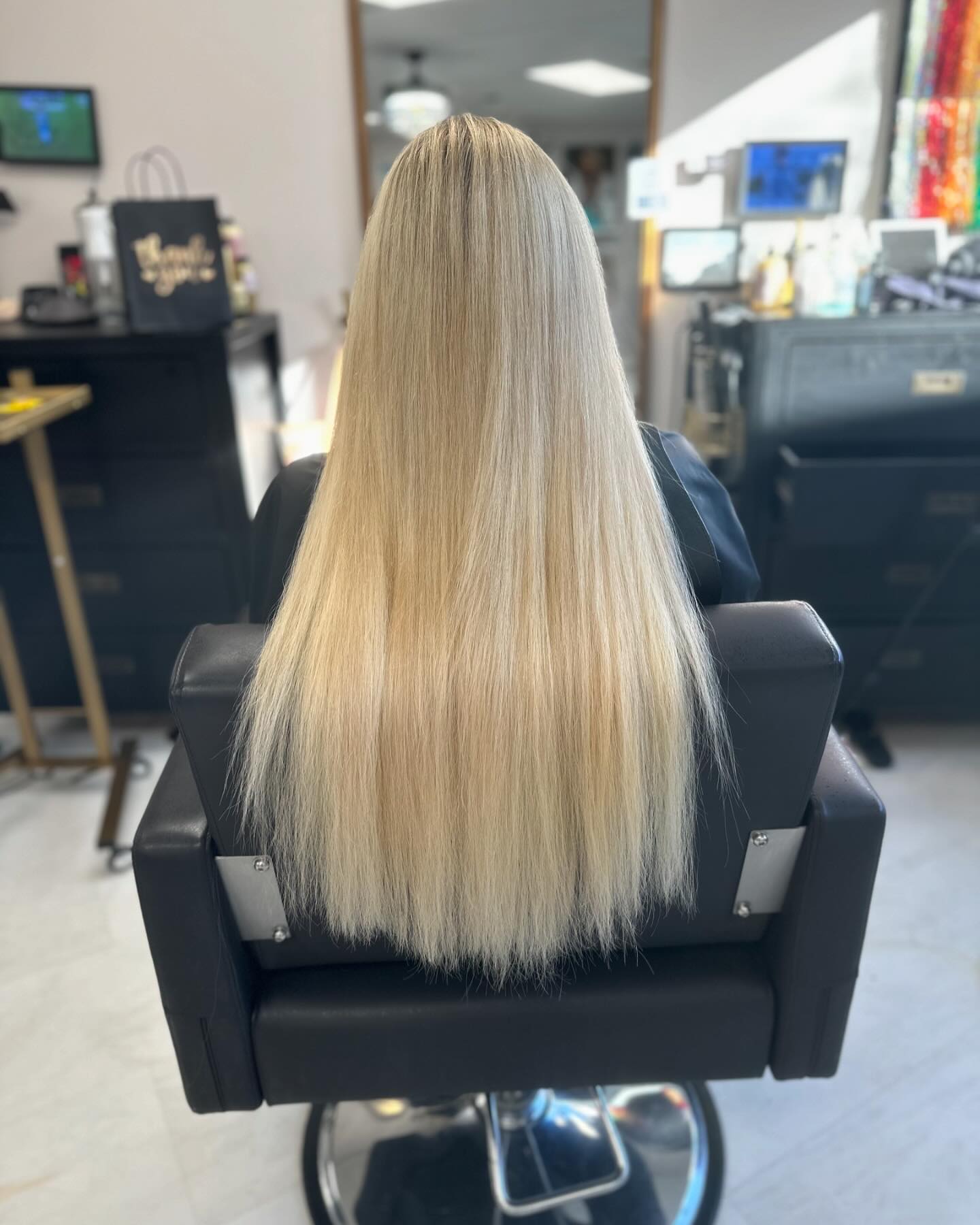 Bombshell! Another beautiful gal getting the beautiful hair she deserves!
24” install
:
#hairstylist #hairextensions #mermaidhair #hairsalon #licensedtocreate #luxuryhair #blondebombshell
