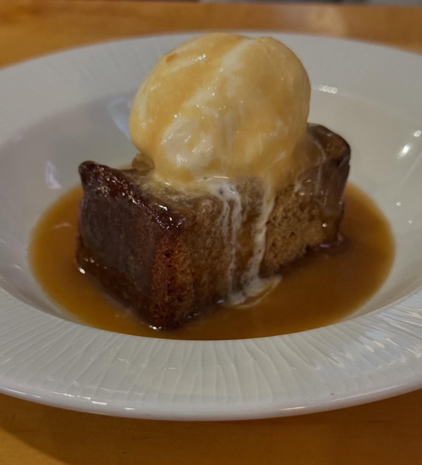 Delight yourself with the chefs home-made pub classic English Toffee Pudding with Caramel sauce and Vanilla ice cream. Cheers! ββββββββββββββββββββββββββββββ#bayviewleasidebia #leasidelife #leasidetoronto #leasidemoms #leasidecommunity #davisvillevillage #yongeandeglinton #midtowntoronto #bayviewvillage