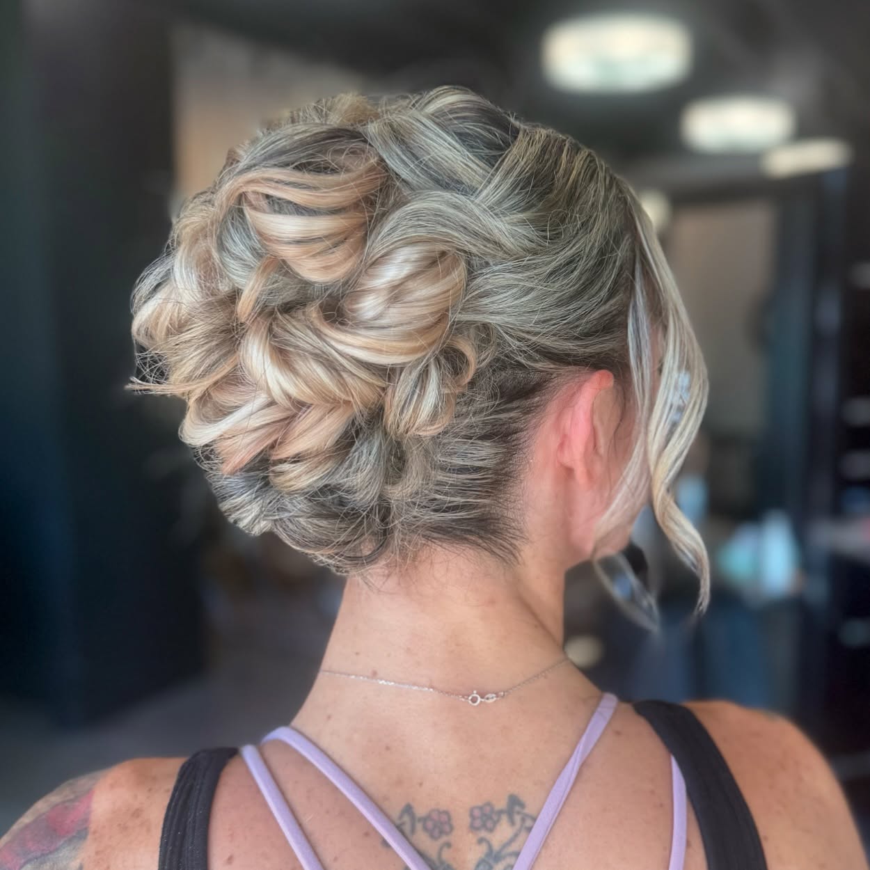 Don’t forget to book hair and makeup for your holiday parties this season! 🎄