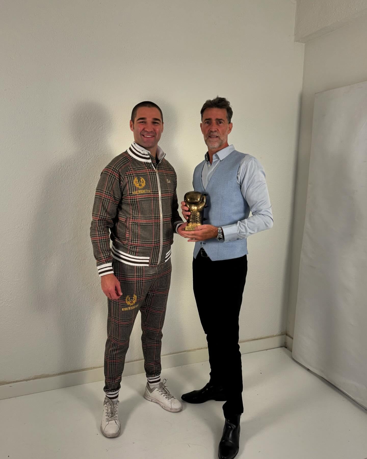 @gomate_drinks_es @gomate_drinks
¡Qué gran logro, Guido Rosales, al recibir el Royal Golden Glove honorífico en la 6ª edición! Un reconocimiento a tu esfuerzo constante y espíritu deportivo. Y, además, ¡gracias por Gomate! Tus bebidas energéticas naturales se han convertido en una opción preferida para quienes buscamos energía de calidad. ¡Sigue brillando!”
@guimax26