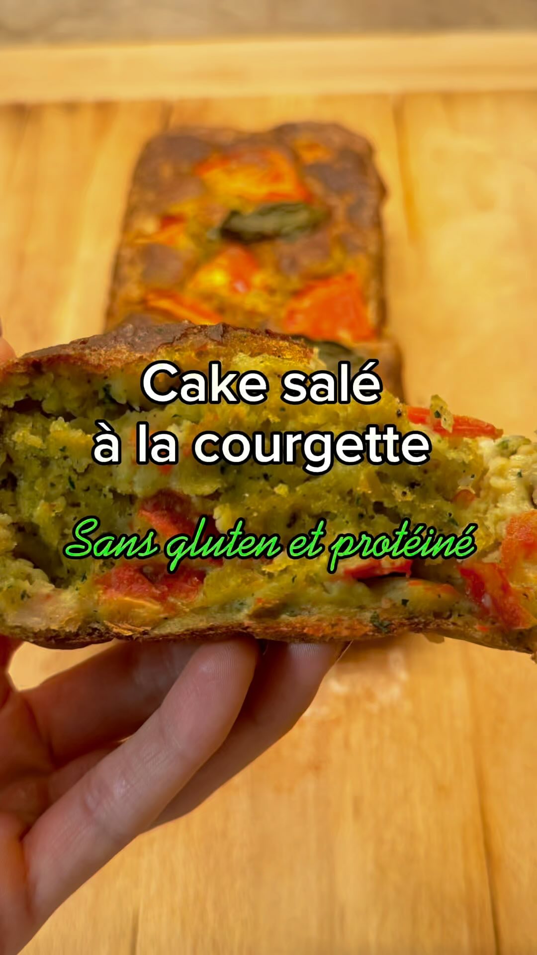 🍃 Cake Salé à la Courgette 👇
Un cake sain, sans gluten et protéiné, parfait pour un petit déjeuner ou un snack ! À essayer absolument !
💬 Essaie-le et dis-moi si tu l’as aimé ! 😋
Ingrédients :
• 370g de courgettes
• 200g de farine d’amande dégraissée pour + de protéines (ou farine de riz: - protéines et +glucides)
• 20g de fécule de maïs
• 2 œufs
• 180g de cottage cheese
• 1 c. à café de bicarbonate de soude
• 1 c. à café de poudre à lever sans gluten
• 20g d’huile (olive ou coco)
• Condiments :sel, poivre, origan, piment de cayenne
Garniture :
• 4 tranches de jambon filet de poulet (150g)
• 50g de fromage (emmental ou selon tes goûts)
• 2 petites tomates
• Basilic
Méthode :
1️⃣ Préchauffe ton four à 180°C et tapisse un moule avec du papier sulfurisé.
2️⃣ Lave et hache les courgettes dans un robot culinaire.
3️⃣ Ajoute les œufs et le cottage cheese dans le robot, mixe à nouveau.
4️⃣ Dans un bol, mélange la farine, fécule, levure, bicarbonate et condiments, puis ajoute le mélange humide. Mélange bien.
5️⃣ Prépare la garniture : coupe les tomates, le jambon et le fromage.
6️⃣ Incorpore la garniture à la pâte et verse le tout dans le moule. Enfourne 30-45 min (jusqu’à ce qu’un couteau ressorte propre)
7️⃣ Laisse refroidir et savoure nature ou avec un accompagnement : salade, légumes, œufs, etc.
🍽️ 9 parts généreuses
📊 Option farine amande dégraissée ou Fit Pancake Nu3 - Macros / part:
💪🏼 Protéines : 15,5g
🍌 Glucides : 11,6g
🧈 Lipides : 6,8g
🔥 Calories : 177 kcal
—-
📊 Option farine de riz - Macros / part:
💪🏼 Protéines : 10,6g
🍌 Glucides : 21 8g
🧈 Lipides : 5,5g
🔥 Calories : 188 kcal
.
.
.
#recettesaine #cake #fitnessjourney #gymlife #gymgirl #foodie #whatieat #fitness #nutrition #alimentationsaine #recettefacile #alimentationequilibree #mangermieux #coachennutrition #nutritioncoach #foodinspiration #recette #sansgluten #fitgirl #petitdejeuner #breakfast #glutenfree #protein #pertedegras #pertedepoids #gymfood