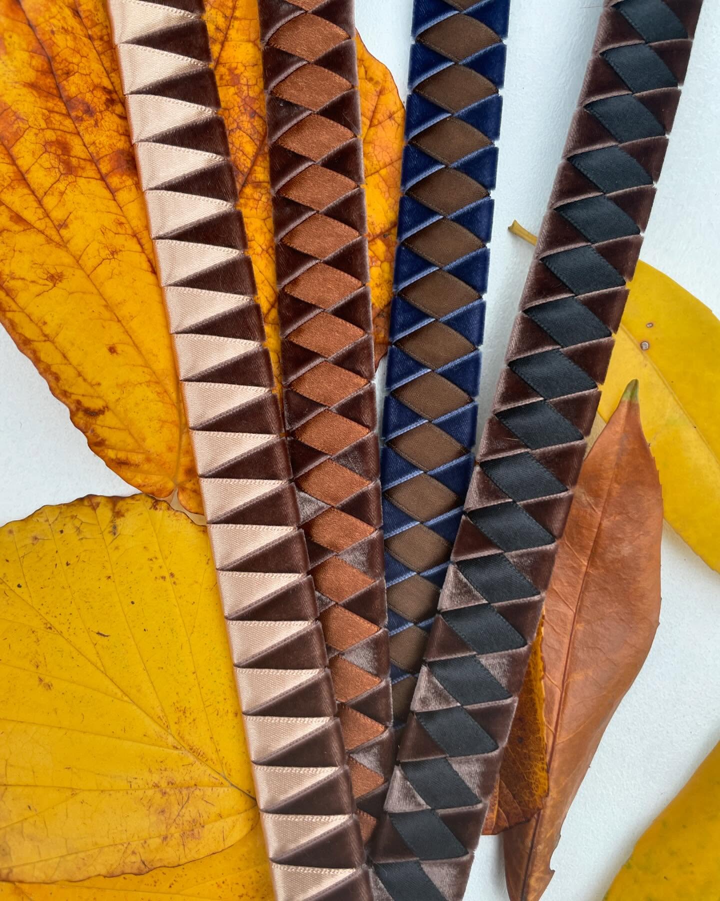 🍂AUTUMN VIBES🍁
Unsere handgefertigten Stirnriemen im Zickzack- oder Karomuster und im „herbstlichen“ Style! 🧡🤎
Samt Braun | Satin Bronze
Samt Braun | Satin Mocca
Samt Marineblau | Satin Dunkelbraun
Samt Braun | Satin Schwarz
www.happy-jumper.com
#autumnvibes #stirnriemen #stirnriemenfürpferde #stirnriemenglitzer #browbandsofinstagram #browband #horse #horseriding #horsefashion #equestrianlife #custommade #onlineshop #handmade #handmadeimrheinland #happyjumpercom