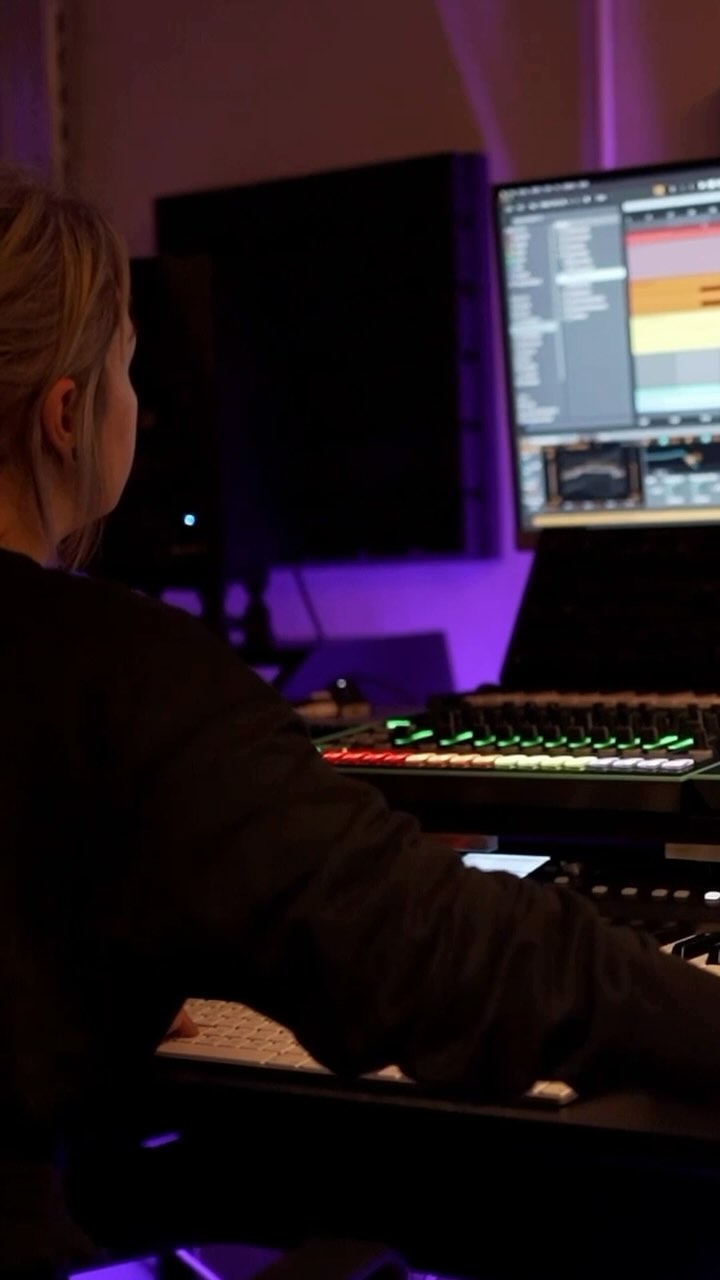 Playing, producing, mixing, teaching, my average day for the last ten years 😀🎚️⚔️
Here at @sonoproacademy
Thanks @tikanstudio for the 🎥
#studio #producer #composer #musician #producing #musicproduction #musicproducer #studiolife #musicschool #education #rolandaira #roland #keyboard #synth #deepmind #musicstudio #pro #music #musician
