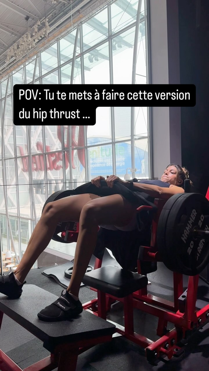 ✨B-Stance Hip Thrust ⬇️
Pour des booty gains en béton ! 🍑💥
👉🏼Si tu fais partie de ceux qui ont atteint des charges importantes au hip thrust, mais que ton exécution est incomplète (pas complètement “lockés” en haut), tu risques de passer à côté de gains précieux en cherchant toujours à charger plus.
🔥La solution ? Le B-stance Hip Thrust : une variation idéale pour aller jusqu’au bout du mouvement, sans l’ego lifting. Ce mouvement te permettra une exécution plus optimale et des résultats maximisés.
💡Petit rappel : le B-stance hip thrust consiste à placer un pied légèrement en avant, pour concentrer la charge sur une jambe/fessier tout en gardant l’autre pour l’équilibre. Travailler principalement sur une seule jambe signifie moins de poids, mais une intensité élevée sur les fessiers. 💪
💥Pourquoi ça marche ? La surcharge progressive ne se limite pas à augmenter les charges. Il s’agit aussi de progresser dans l’exécution et de mettre la bonne tension mécanique sur le muscle ciblé. La qualité du mouvement > la quantité de poids soulevé 🤝🏼
💥Un autre avantage ? Le B-stance aide à équilibrer la symétrie musculaire. Il aide à compenser les déséquilibres en travaillant chaque jambe individuellement. Parfait pour corriger un côté dominant et construire une musculature plus harmonieuse !
💡Tips : ajoute une pause de 2 secondes en haut du mouvement pour une activation musculaire optimale ! 🔥
👉🏼Tu veux des conseils et un accompagnement personnalisés pour booster tes résultats ? 💥👟 Envoie-moi un DM, ou clique sur le lien dans ma bio pour un appel découverte sans engagement !
Fais passer tes entraînements au niveau supérieur !
Slippers @stayinshape___
-10% sur le site avec JULIE10
.
.
.
#glutes #hypertrophie #fitnesstips #muscle #glutegains
#musclegain #fitgirl #coach #hipthrust #musculation #gymgirl #explore #reels #fitness #musculationfemme
#training #fitnessmotivation #fitfrenchies #bodybuilding