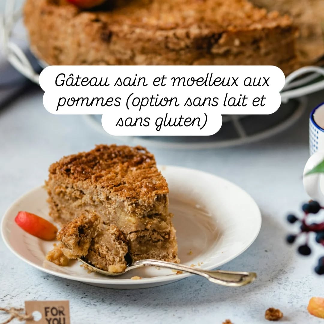 Voici une version revisitée du gâteau au yaourt que j'ai tant aimé faire avec ma mère et ma grand-mère enfant. Celle-là est plus riche en fibres et protéines et un peu moins sucrée.
À faire à quatre mains 😊
🍎 Ingrédients :
- 1 yaourt ou yaourt au lait de coco nature
- 1 verre ou pot de yaourt de sucre de coco ou cassonade
- 1 verre ou pot de yaourt de farine de blé ou mélange sans gluten
- 1 verre ou pot de yaourt de farine de sarrasin
- 1 verre ou pot de yaourt de poudre d'amande
- 1/2 verre ou pot de yaourt de beurre ou huile de coco sans odeur
- 3 oeufs
- 1 pincée de sel
- 1/2 cuillère à café de bicarbonate de soude
- 3 pommes épluchées et coupées en morceaux
- un peu de lait ou lait végétal pour assouplir la préparation si trop épaisse
👩🏻🍳 Mélangez le yaourt - dont vous utiliserez le pot pour mesurer les autres ingrédients - avec les farines, le sucre, la poudre d'amande, le sel et le bicarbonate. Cassez les oeufs au centre de votre mélange et mélangez à la main ou au mixeur pour obtenir une consistance bien lisse. Ajoutez enfin le beurre ou l'huile et mélangez jusqu'à ce que la préparation soit homogène. Epluchez et coupez vos pommes. Puis ajouter les à la préparation. Répartissez enfin votre pâte dans un moule et laissez cuire à 180°C chaleur tournante pendant 20 à 30 minutes selon votre four. À déguster tiède et surtout à partager ! 🥧
Vous aimez ? N'hésitez pas à laisser vos commentaires et vos questions. 👉🏻👉🏻 Plus d'informations sur www.nutricare.clinic.
#nutritherapie #nutritionaltherapy #healthyfood #sainetfacile #sanslait #sansgluten #glutenfree #dairyfree #healthycake #gateausain #famille #comforting
#frenchcuisine
#goutersain #gouter #gateauauxpommes