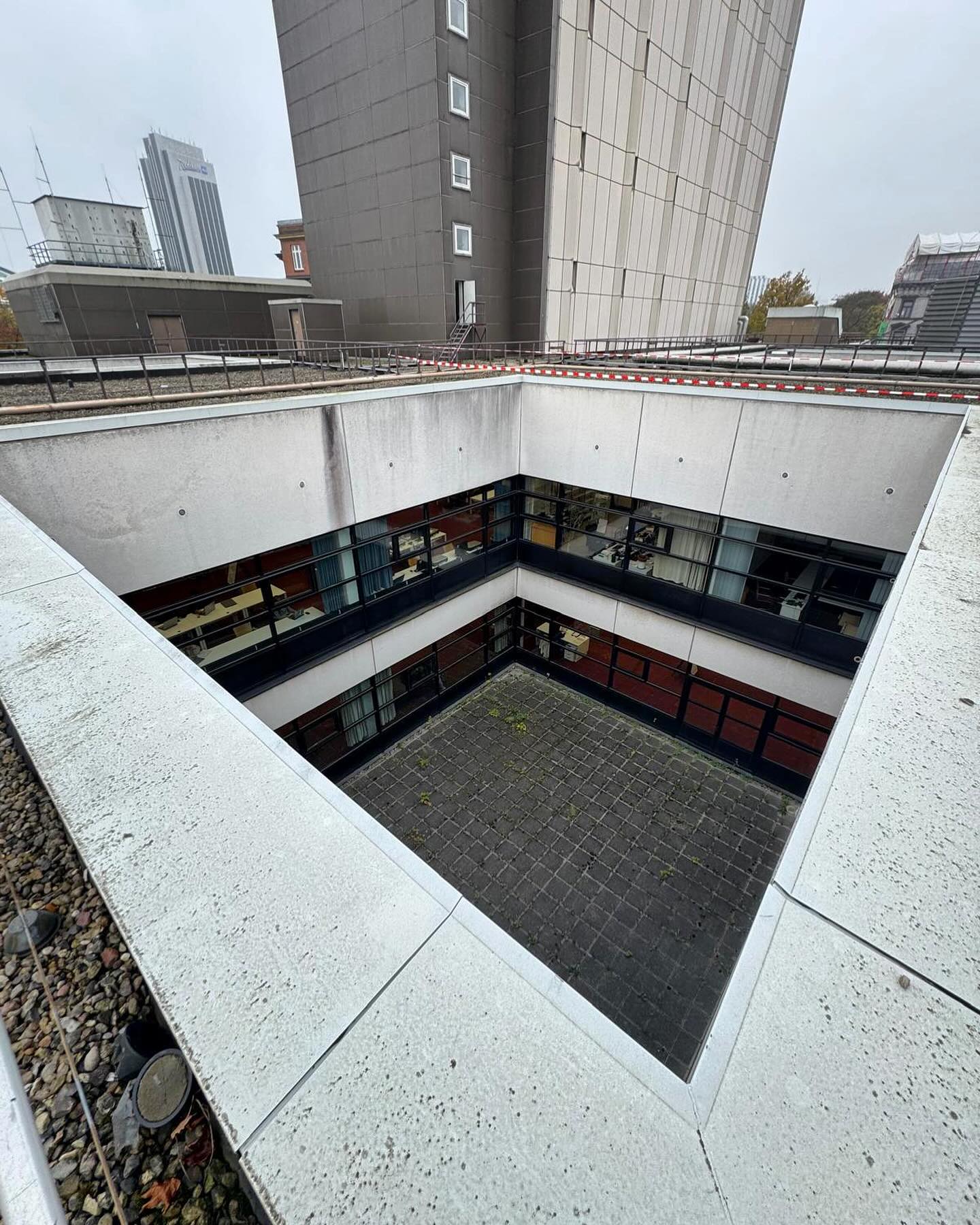 Gute Nachrichten für Studierende, Forschende und die Hamburger Stadtgesellschaft: Die Staat- und Universitätsbibliothek (SUB) wird grundsaniert. Dafür werden wir rund 20 Millionen Euro investieren. Kurzfristig können damit zunächst undichte Stellen des Daches repariert werden. Noch mehr freue ich mich aber, dass wir mit der Investition auch die mittelfristige Grundsanierung des Gebäudes sicherstellen. Dann werden nämlich die Brandschutzmaßnahmen, die Datentechnik sowie die Gebäudetechnik grundüberholt werden. Vielen Dank an den Senat, insbesondere an @dressel.andreas für diese wichtige Investitionen! #spd #spdhamburg #hamburg #staatsunduniversitätsbibliothekhamburg