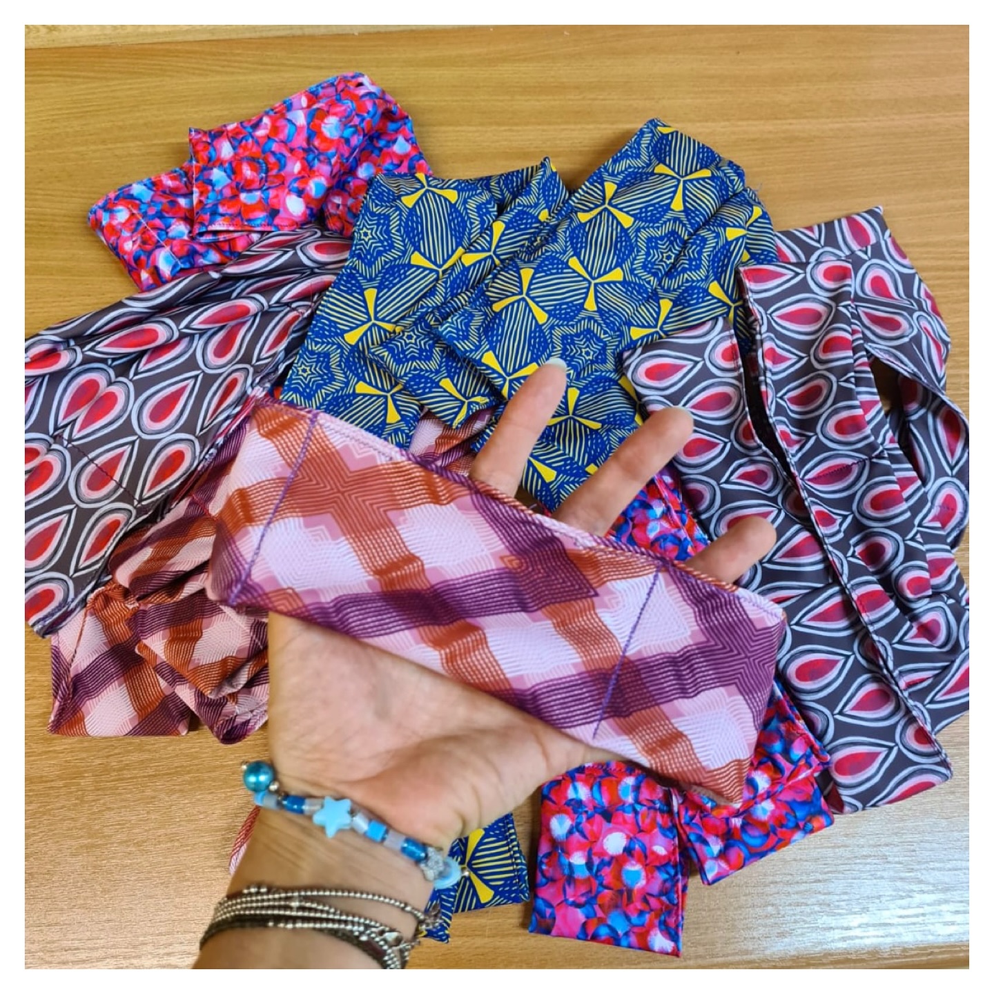 Hello tutti!
Aujourd’hui, je te raconte une chouette histoire!
Ava Ortlieb @ava_o_un_jour_une_robe
Fashion designer émérite, basée dans le canton de Neuchâtel, est spécialisée dans la création de costume de scène.
Mais elle participe également à de beaux projets solidaires!
Pour le service de diabètologie pédiatrique du CHUV de Lausanne ainsi que de l’hôpital d’Yverdon et sous l’impulsion de Manon Cancela @manon_cancela, elle confectionne des ceintures qui permettent aux enfants atteints de diabète de type I d’avoir au quotidien leur matériel de soin à portée de main.
À ma petite échelle, j’ai eu la chance de contribuer à ce super projet, en fournissant du tissu maille très résistant (mes fameux tissus swim&sport / don d’un coupon AÏKO jaune/bleu et d’un coupon de SHARON, Katniss et Earthwaves ont été acheté).
Ava a pu confectionner 21 ceintures pour ces petits patients, suivis dans ces hôpitaux.
Toi aussi, tu peux participer à cette belle initiative et faire une différence ! Si tu souhaites soutenir ce projet d’utilité publique, tes dons sont les bienvenus :
Les Diabitrucs / un point c’est tout
Manon Cancela
1038 Bercher
IBAN CH54 8080 8006 0167 0485 0
Merci d’avance pour ton soutien à ces petits héros ! Pour en savoir plus, rendez-vous sur le site:
https://diabitrucs.ch/
#suisseromande #solidarité #enfantsdiabetiques #diabetetype1 #lausanneswitzerland #yverdonlesbains #couturesolidaire #akikosmood #akikosmoodfabrics #sewingforkids #coutureenfant #nähenfürkinder #schweiz🇨🇭 #kindermitdiabetes #Solidarischesnähen #solidaritysewing #diabeticchildren #chuvlausanne #hopitalyverdon