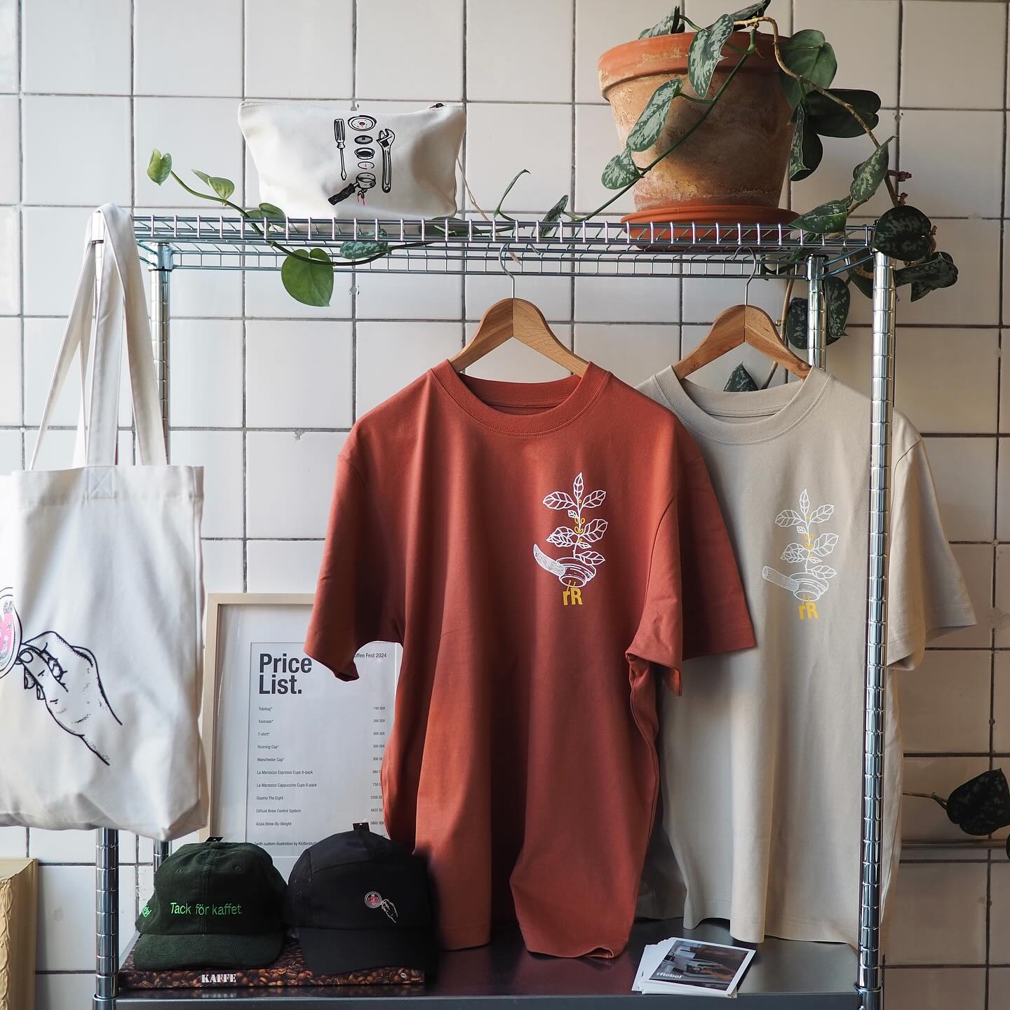 Ny färg i höstkollektionen! Rostbrun T-shirt med illustration från @klotterstudio
Redo att användas 🍂
.
.
.
.
.
.
.
.
.
.
.
.
.
.
.
#lineamicra #lamarzoccohome #coffee #homebarista #rrebelworks #specialtycoffee #specialkaffe #handmadeinflorence #rrebel #lamarzocco #hökarängen #merch #tshirts #klotterstudio #rrebelmerch