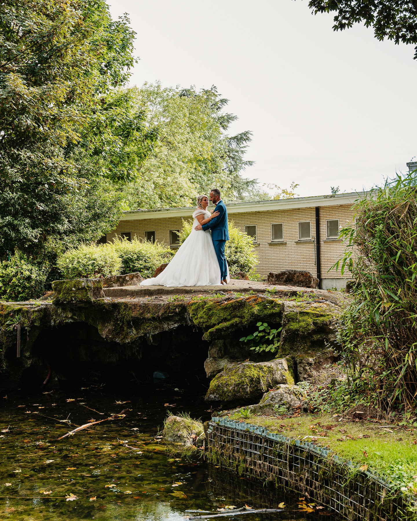 Une séance couple pleine de lumière le jour de leur mariage 🌿
À l’occasion de leur grand jour, j’ai eu le plaisir de capturer quelques instants de complicité entre H&J dans ce magnifique parc de Perulwez... verdoyant, baigné de soleil. Chaque photo raconte leur amour et la douceur de ces moments uniques. 💛
Au fil de la journée, une belle complicité s’est installée entre nous, rendant chaque image encore plus naturelle et sincère. Merci à eux pour leur confiance en ce jour si spécial ! 🌞
#weddingphotography #wedding #weddingday #mariage #weddingdress