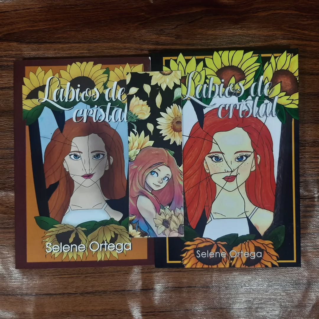 Las tres Circes de mi vida.
La versión digital hecha por mi amiga Mayela para el libro de pasta blanda, la versión a mano que hice originalmente y que dejé para el libro de pasta dura y el diseño de @pug_wizard_art que hice separador precisamente como extra para la edición pasta dura.
A veces no me creo que ya van a ser 5 años de que comencé a autopublicar. Espero poder seguir haciéndolo por mucho tiempo más.
#SeleneEscritora #LabiosDeCristal #lipsofglass #amazon #escritoresdeinstagram