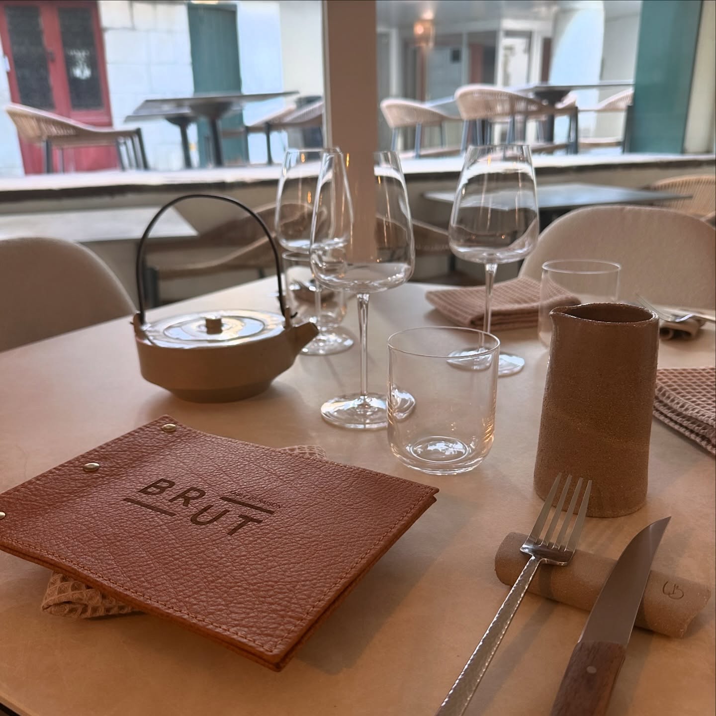 Nous avons à cœur de mettre en avant nos artisans locaux qui nous ont créé de magnifiques pièces.
Porte Menu & Addition : @arano.atelier à Hasparren
Porte couvert, Saucière & Théière : @laurabonicel.ceramique à Ahetze
#brut #tabledesaison #Gastronomie #RestaurantLove#CuisineGourmande #ChefCuisine #Restaurantsaintdeluz #DéliceCulinaire #ArtCulinaire #CuisineLocale #DînerGastronomique #TableGourmet #SaveursDuMonde #PlatsGourmands #MenuDuJour #ExpérienceCulinaire #BonAppétit #Restaurateurs #FoodieFrance #PlatsSignature #CuisineDeSaison #saintjeandeluz #artisanat #paysbasque #paysbasquefrançais #artisanslocaux