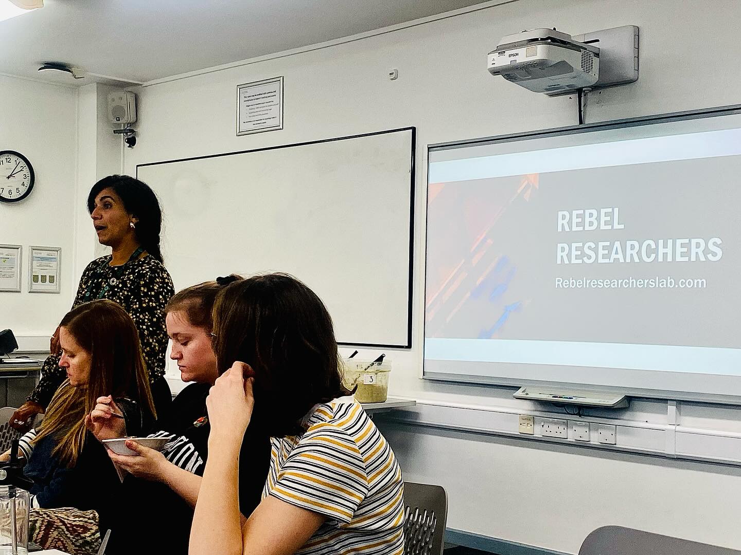 Yesterday was a very special day. At Rebel Researcher Lab’s workshop, Lizzie was able to combine her passion for sustainable food for all, and love for sharing food with people from around the world with her current PhD research. We had such an incredibly interesting day, learning from each other in the global north and south, cooking a full menu (canapés, 2 meal salads, mains and dessert) together, all different ages and abilities, share our food alongside our stories and build bridges for future collaborations for change. Thank you to @fatmassabet and K, for inspiring and organising this, as well as @tuongnguyen for the hands on collage workshop and of course @shillorganics @shillorganics_farm_school and @littlebishopsorganics for their stellar produce!
#creativeeducation #sustainablefoodsystems #planetaryhealth #sustainablesmallscalefisheries #sharefood #plantbased #exeteruniversity #sustainablecatering #learnbydoing #madefromscratch #goodfoodforall #ukproduce #pinkfirapplepotato #uchikikuri #colourfulfood #inclusivelearning
@liesbeth_bosschaert @exeteruniversity @veronicawhite