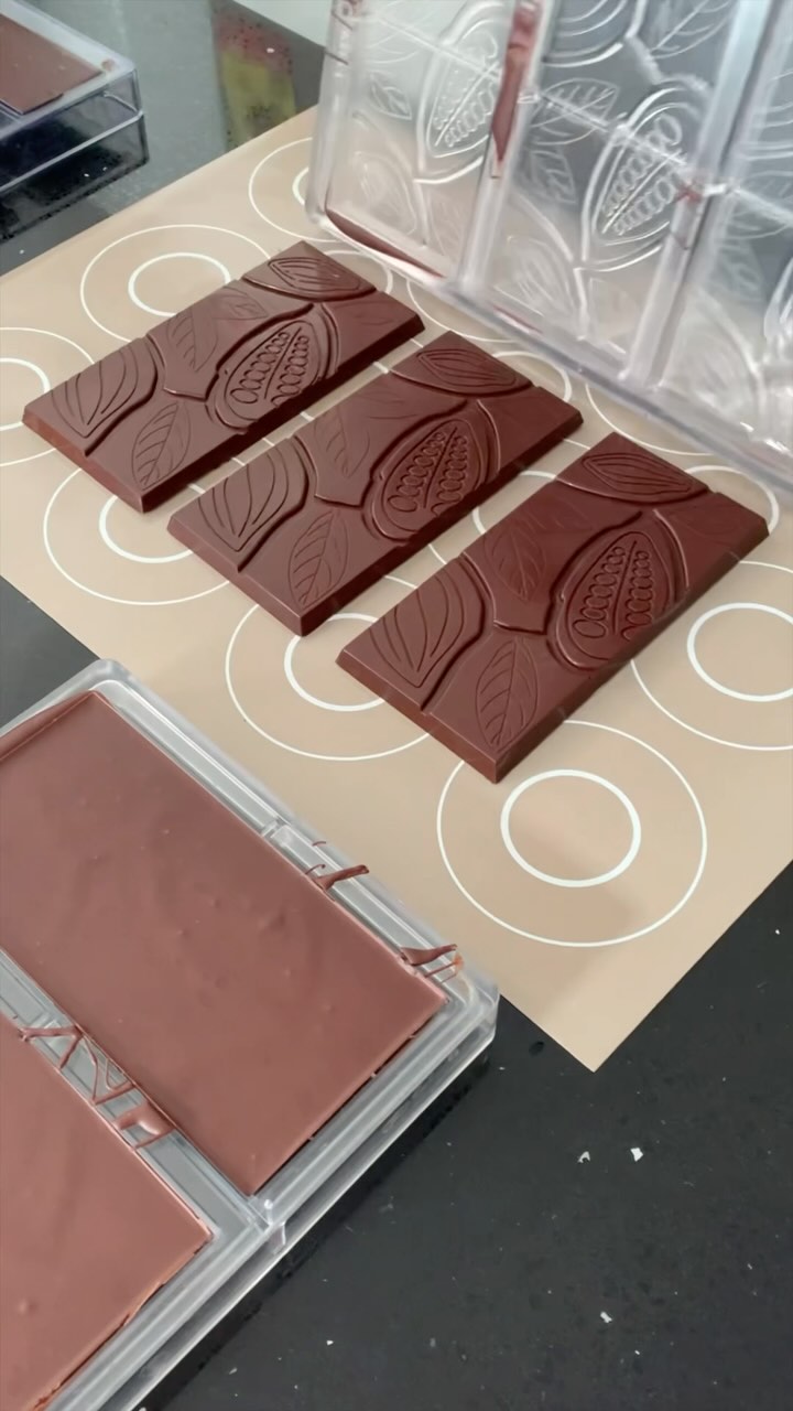 Where to find us this week:
@oldspitalfieldsmarket 📍#London
Friday, 8th November
10:30 AM – 5:30 PM
@denbies_wine_estate 📍 (with @curatedbydapperandsuave) #Dorking
Sunday, 10th November
11:00 AM – 4:00 PM
What’s available :
11 Moulded Chocolate Flavours 🍬
Mango & Passion fruit
Roasted sesame seeds praline
Earl grey
Rum & coconut
Coffee & Hazelnut
Hazelnut praliné
Kalamansi
Salted caramel
Baileys Irish cream
Banana & pecan praline
Pumpkin Pie spice
Bean-to-bar collection 🍫
70% dark chocolate
Cocoa beans origin: Venezuela 🇻🇪
70% dark chocolate
Cocoa beans origin: Philippines 🇵🇭
80% dark chocolate
Cocoa beans origin: Tanzania 🇹🇿
And a selection of plain and flavoured milk bars.
See you soon 💝
__________
#chocolate #bonbon #finechocolate #christmasmarkets
#chocolateart #finefood
#chocolatelovers #edibleart #handmade #handcraftedchocolate #chocolategiftbox
#artisan #artisanchocolates #beantobarchocolate #veganoptions #craftchocolate #singleoriginchocolate