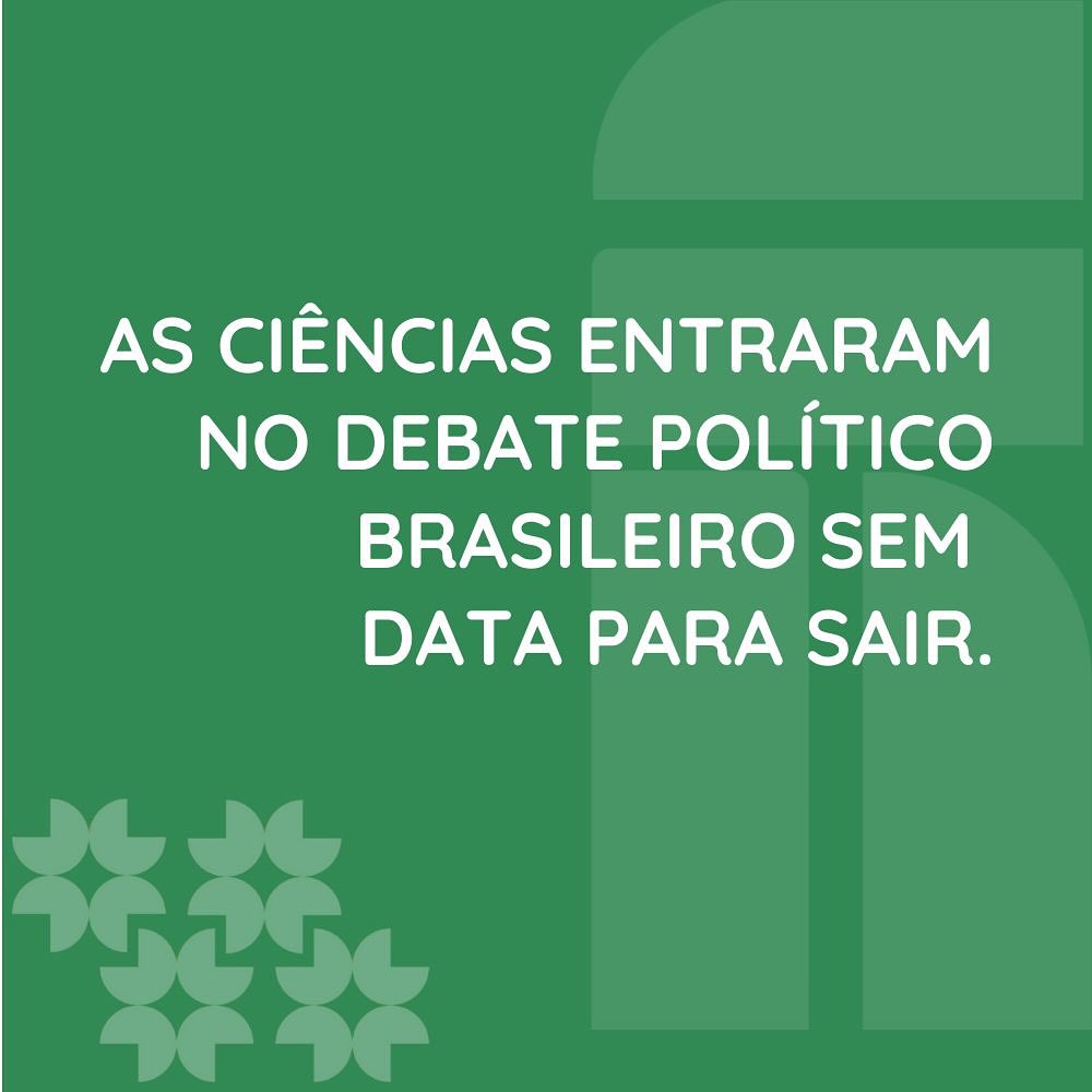 O pesquisador do NDAC José Szwako recentemente escreveu no Boletim Lua Nova sobre um dos fenômenos mais discutidos na atualidade: o negacionismo.
No texto, o autor aponta armadilhas presentes na forma como o senso comum pensa os negacionismos, com ênfase na associação equivocada entre negacionismo e falta de acesso ao conhecimento científico.
Acesse o link disponível na nossa bio para ler o texto na íntegra!