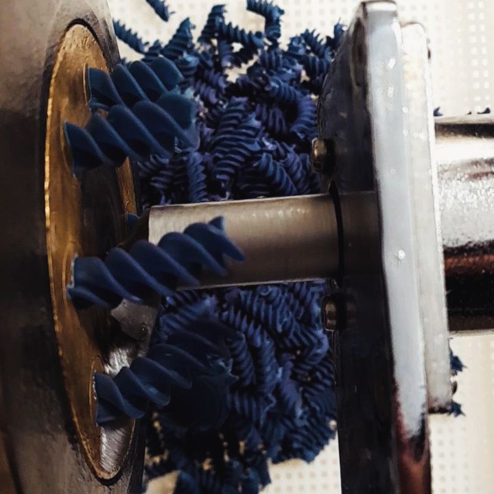 & so sieht's hier aus, wenn wir mal #blaumachen 🔵
#nudelmanufaktur #hofgenuss #blau #spirulina #farbvielfalt #regionalelebensmittel #pasta #bunt #kurzewege #kooperation #dassel #genialregional #probierengehtüberstudieren