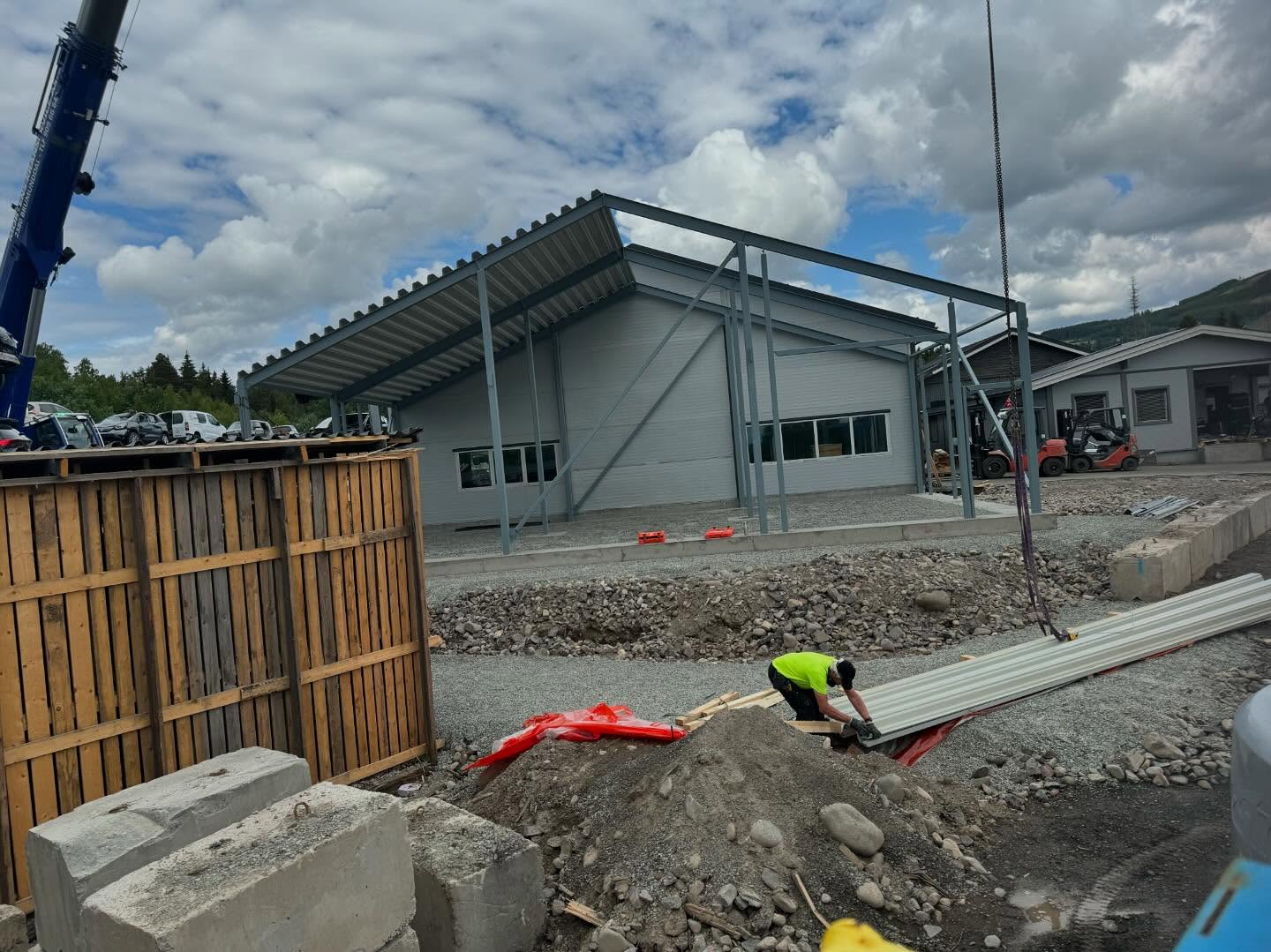 Satt opp tilbygg hos Grønvold's Bil-Demontering AS i Brumunddal.
Her har vi levert TRP plater, sandwich-elementer til tak og vegger utvendig samt innervegg.
Dører, vinduer og alt av beslag.
Takker Grønvold's Bil-Demontering AS for oppdraget.