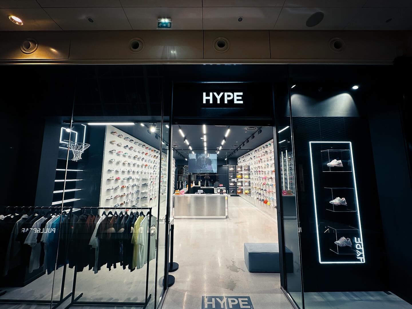 HYPE - Enseignes lumineuses et agencement lumineux intérieur.
Découvrez nos produits en néons led pour vos décorations murales ou vos vitrines. Pour ce projet nous avons réalisé des étagères en plexiglas lumineuses. Nous avons alliés à cela une enseigne lumineuse en aluminium ajourée pour une sobriété et un fort impact visuel.
Enfin nous avons réalisé un superbe panier de basket assemblé et monté sur un plexiglas et encadré de néon led.
Expert en enseignes et en signalétique depuis plus de 10 ans, STARCOM vous accompagne dans tous vos projets d’agencement et de signalétique partout en France.
www.imprimenseigne.fr
#sign #ledsign #enseignelumineuse #enseigne #agencement #agencementinterieur #neon