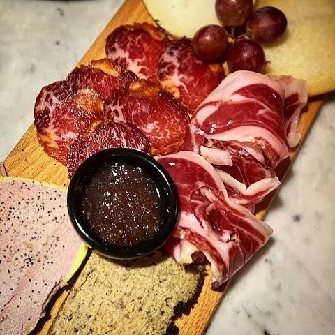 El mix pels indecisos, per començar a obrir boca 🤤 patés cassolans, formatges i embotits ibèrics 👌🏻