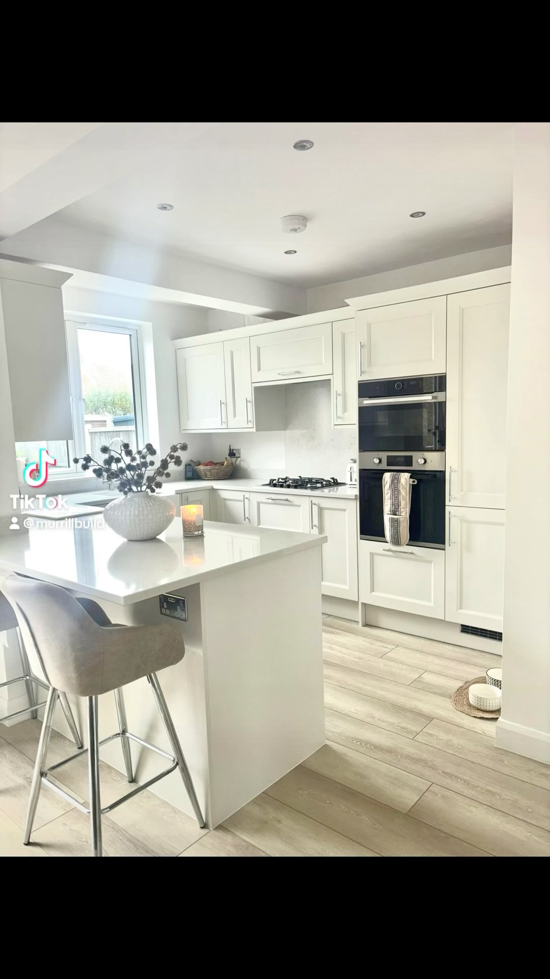 We’ve been quiet on here but very busy behind the scenes. One of our recent Stunning Kitchen/diner conversion and bathroom renovations completed by Murrills for another lovely client. How beautiful does it look?! 🤩🤩#kitchenconversions #kitchens #bathroom #bathroomdesign #kitchendesign #essexhomes