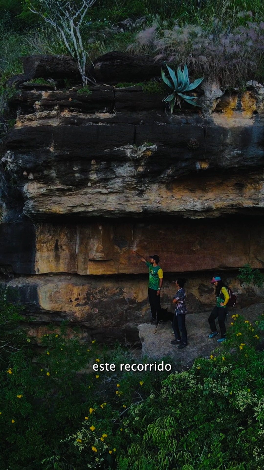 Los Guane no conocían el alfabeto. Su escritura era ideográfica, así expresaban las ideas que querían comunicar🌀. Y visitando estos lugares se generan más preguntas que respuestas. Lo que sí es seguro para nosotros, es que es un lugar de admiración y respeto, donde la imaginación es nuestra herramienta clave para poder recrear el pasado 🌈
.
Ven y conoce con nosotros lugares majestuosos en el Cañón del Chicamocha🏜