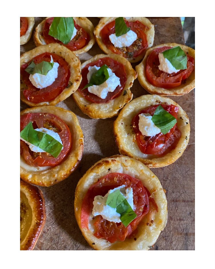 Pizzettes
Fromage blanc rhubarbe, coulis de framboise et menthe