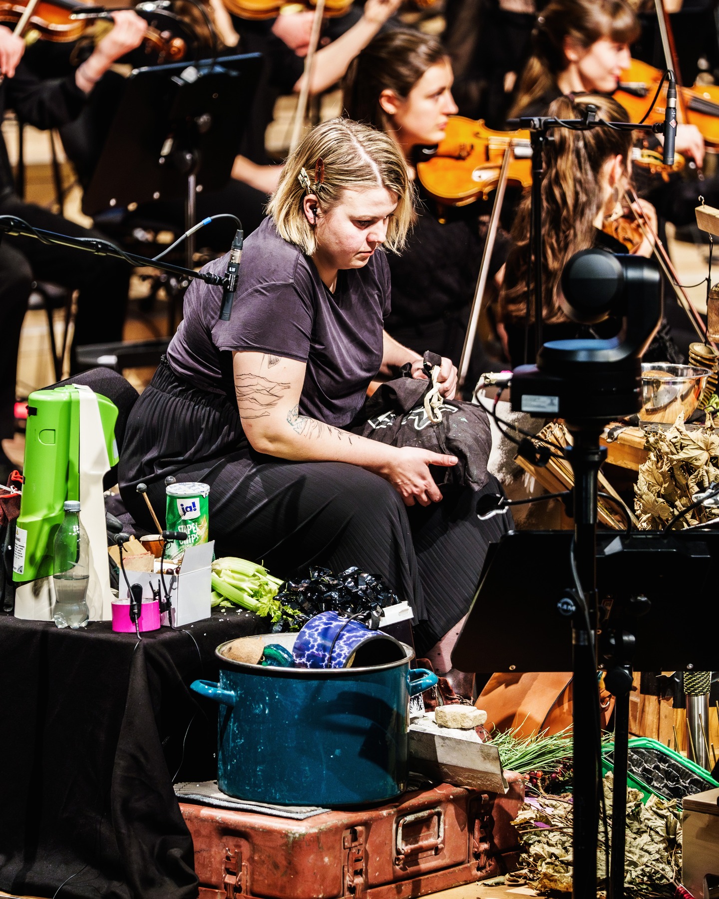 Rückblick auf die Elbphilharmonie und Vorfreude auf die ARD Hörspieltage in Karlsruhe! 🎙️
Morgen, am 8. November 2024, stehe ich bei “Die Nacht des Hörspiels” auf der Bühne – und das in so toller Gesellschaft: Mit dabei sind Nora Gomringer und Lars Eidinger,sowie die Live-Retro-Inszenierung des ersten deutschen Hörspiels „Zauberei auf dem Sender“ von 1924 auf die Bühne.✨🎧
Für mich als Sound- und Filmwissenschaftlerin und leidenschaftlicher „Sperrmüll-Rumpel-Foley“ ist das ein ganz besonderer Abend.
📅 ARD Hörspieltage | Die Nacht des Hörspiels
🕗 20:00 – 22:00 Uhr
📍 Karlsruhe
Bildrechte: @elbphilharmonie
#ARDHörspieltage #DieNachtDesHörspiels #Hörspiel #SoundDesign #FoleyArtistry #livevertonung #geräuschemacherin #womeninsound #phdlife #ilovemyjob #karlsruhe #elphi #elbphilharmonie #hamburg #letsplay #staiy #simonenowicki
@swrkultur @zkmkarlsruhe @theatermienenspiel @konfigurationendesfilms